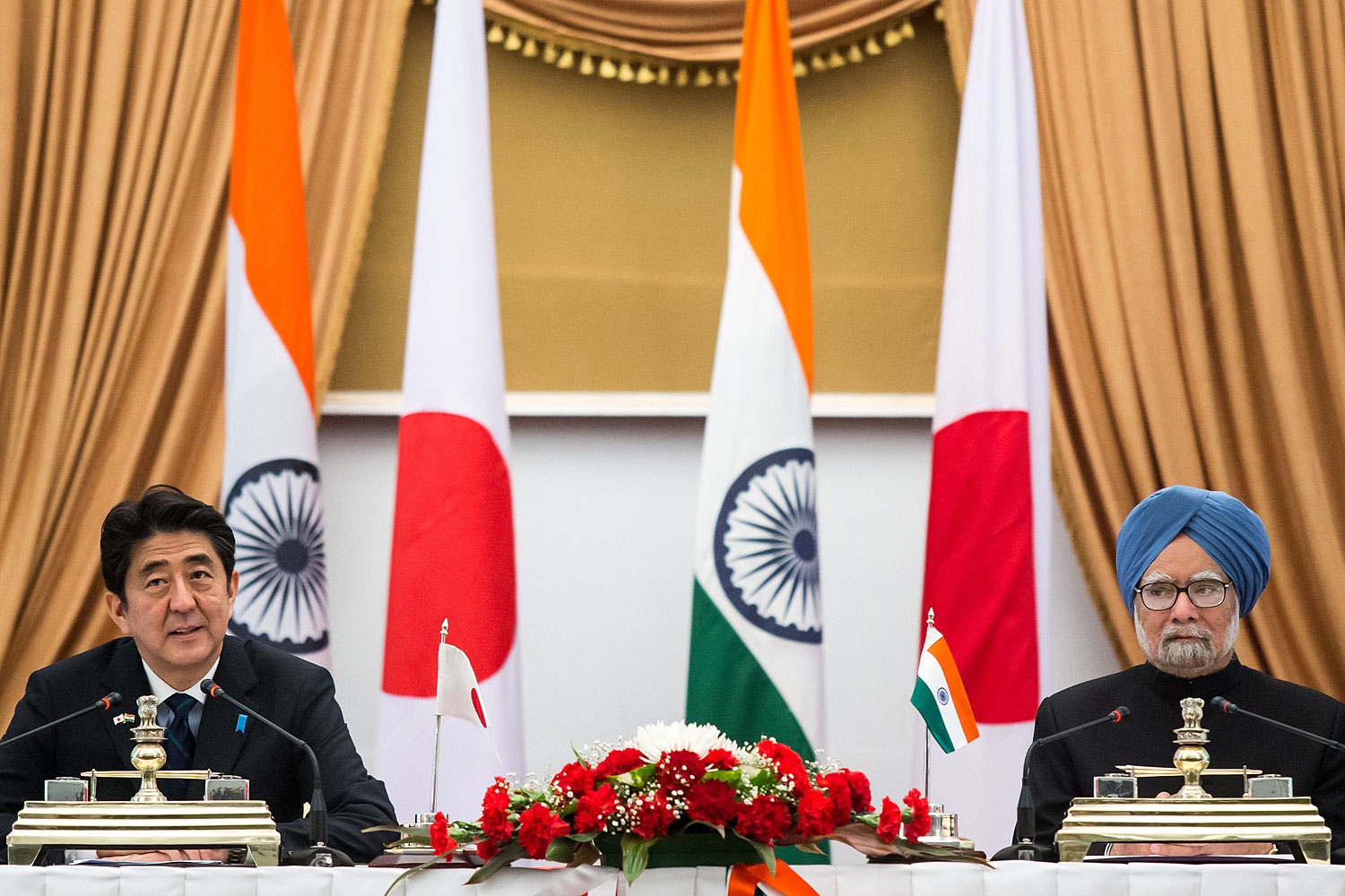 Shinzo Abe, Japans prime minister, left, and Manmohan Singh, India's prime minister, attend a news conference at Hyderabad House in New Delhi, India, on  Jan. 25, 2014 (Graham Crouch / Bloomberg / Getty Images)