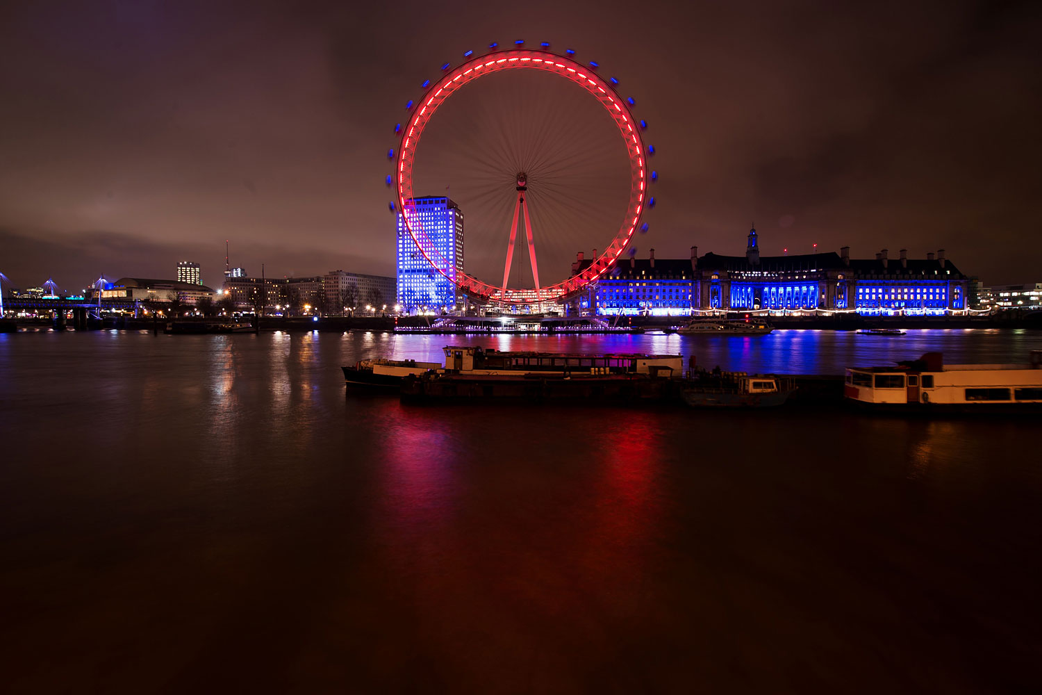 The London Eye is lit in red and gold on the eve of the Chinese New Year in London on Jan. 30, 2014.