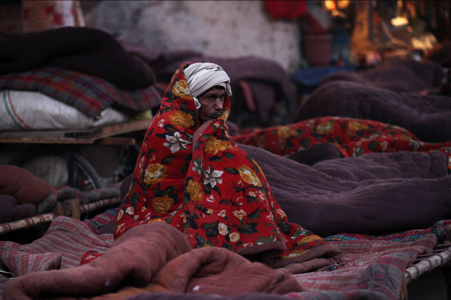 Indian poor people affected by the cold weather in Dehli