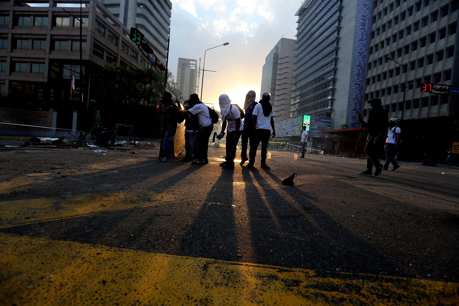 Demonstrators prepare to throw molotov bombs against Bolivarian National Police officers during clashes in Caracas, March 6, 2014.