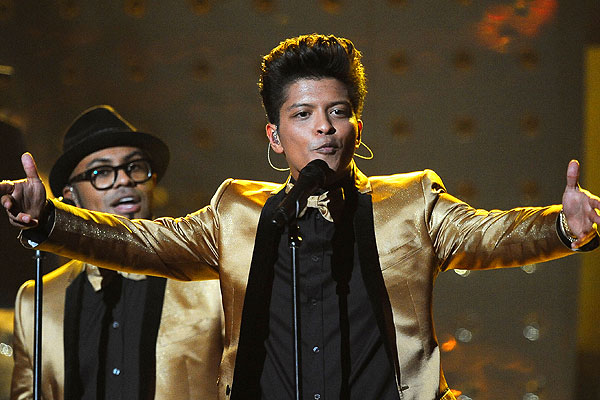 Endelig klo orm Bruno Mars at the Super Bowl Halftime Show: Who The Heck Is This Guy? | Time