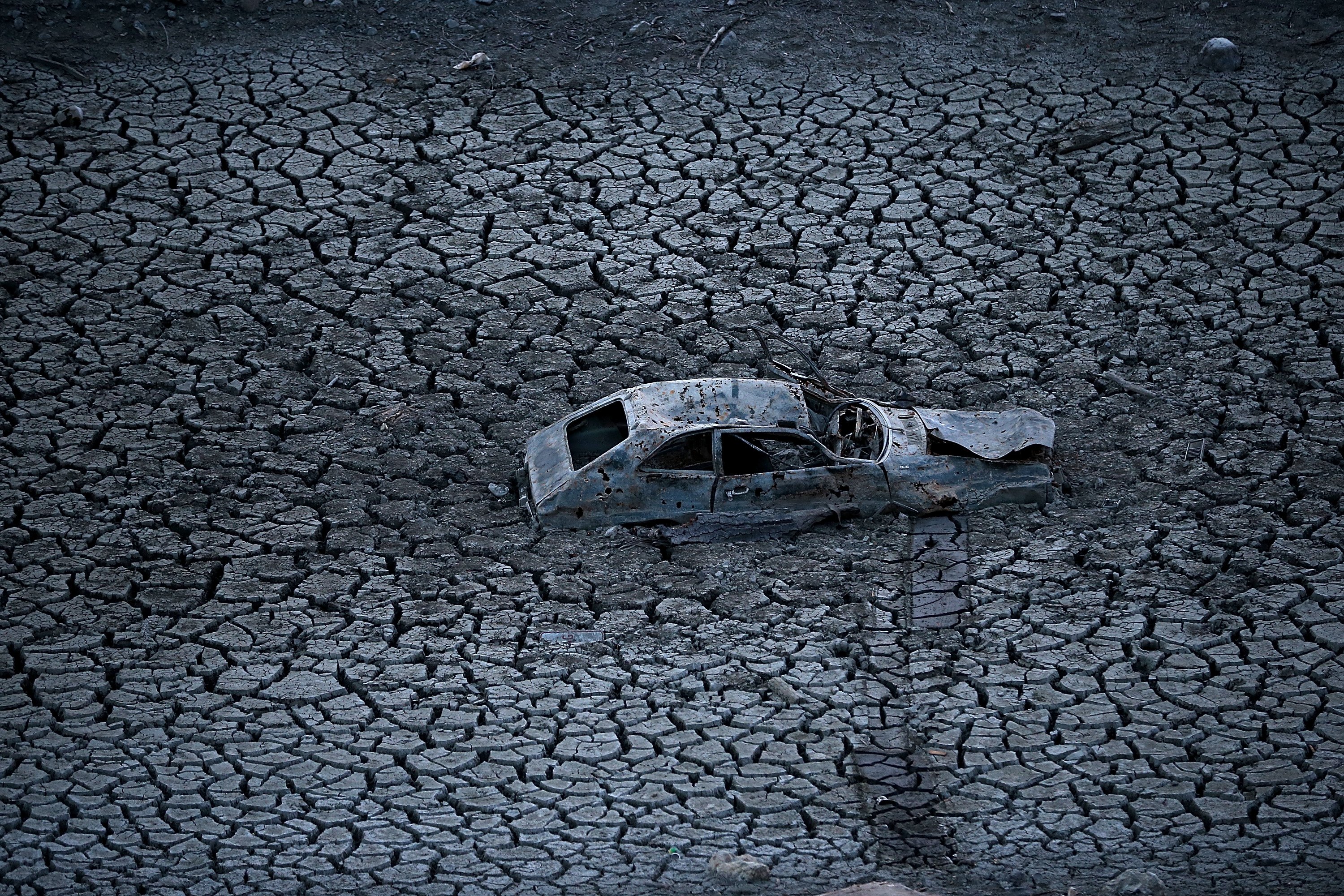 A car sits in dried and cracked earth of what was the bottom of the Almaden Reservoir on Jan. 28, 2014 in San Jose, Calif. (Justin Sullivan / Getty Images)
