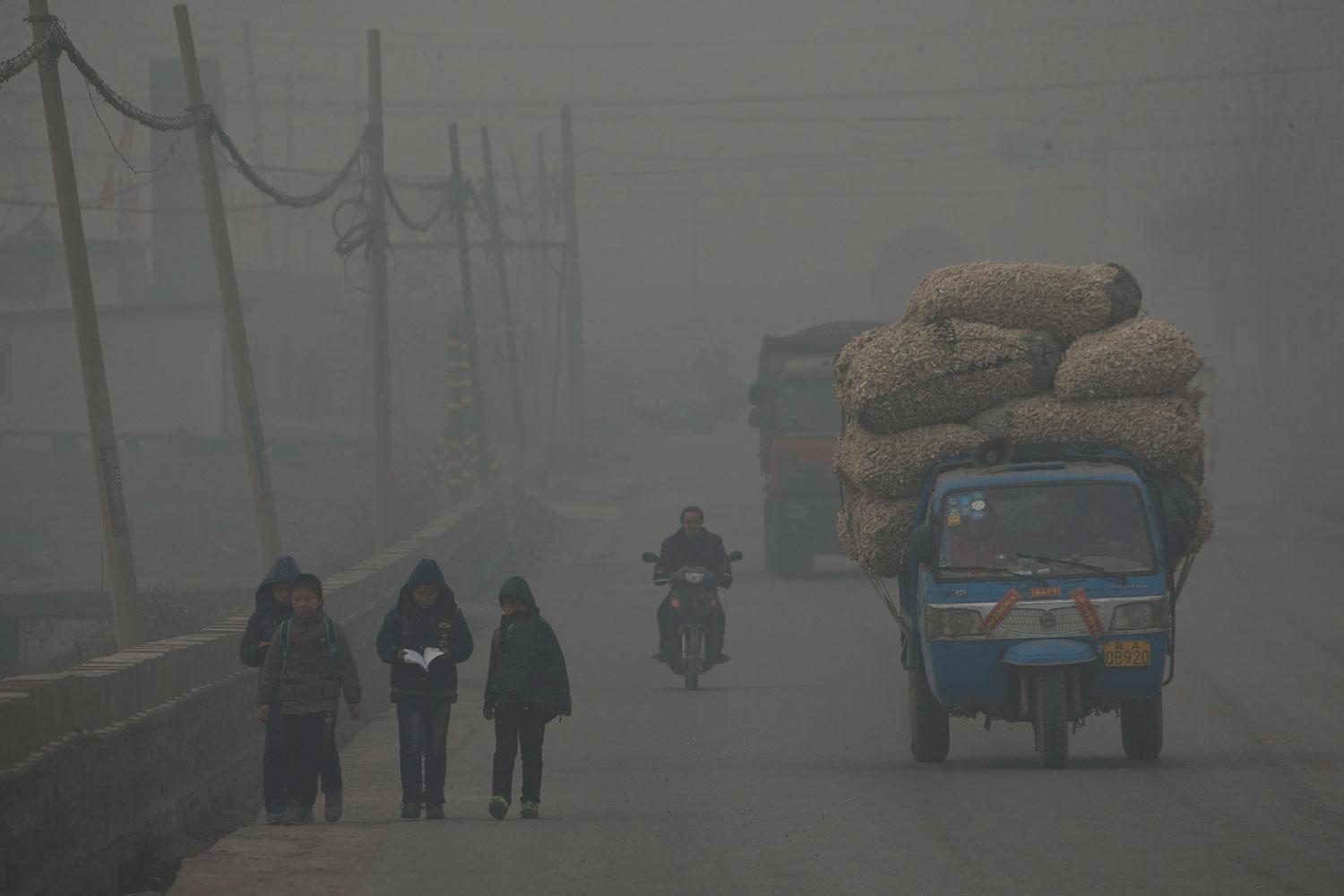Children walk back home after school on a severely polluted day in Shijiazhuang, in northern China's Hebei province, Feb. 26, 2014.