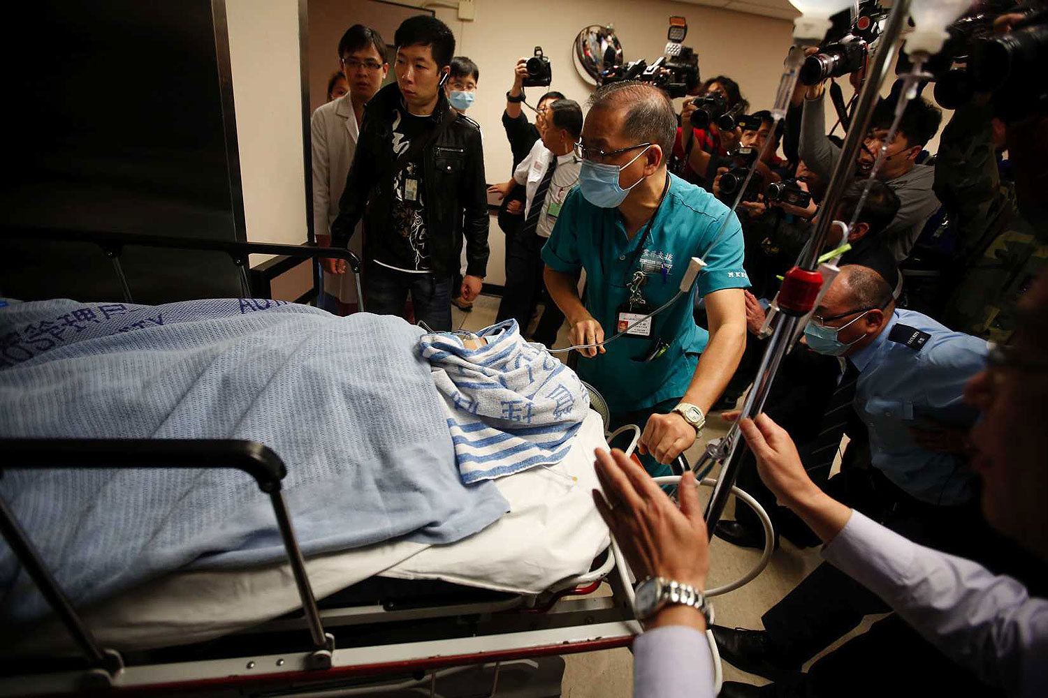 Former Ming Pao chief editor Kevin Lau Chun-to is wheeled into the operation theatre at a hospital in Hong Kong Feb. 26, 2014 (Reuters)