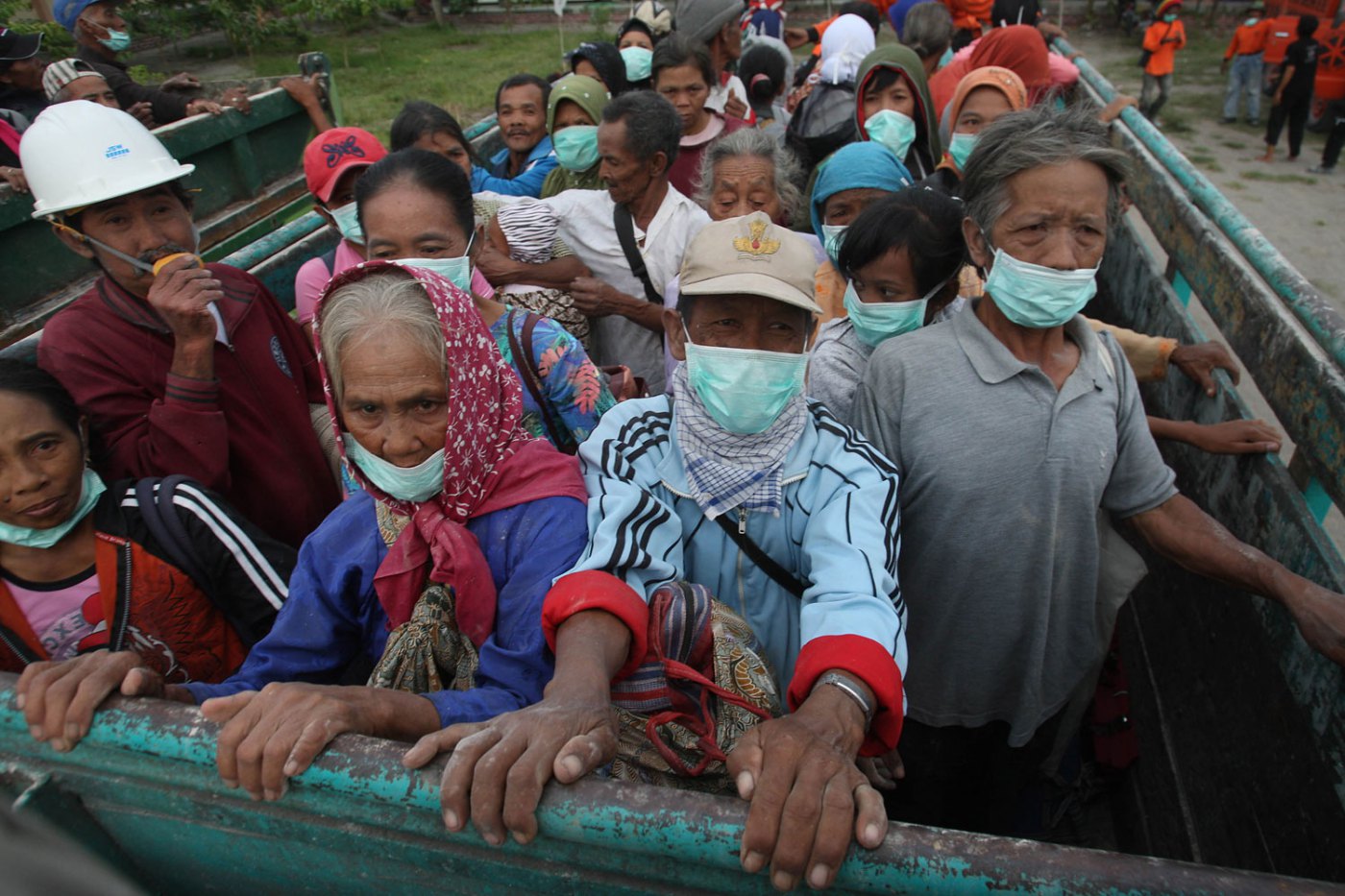 Villagers evacuate from their homes on the slope of Mount Kelud, Feb 14, 2014.