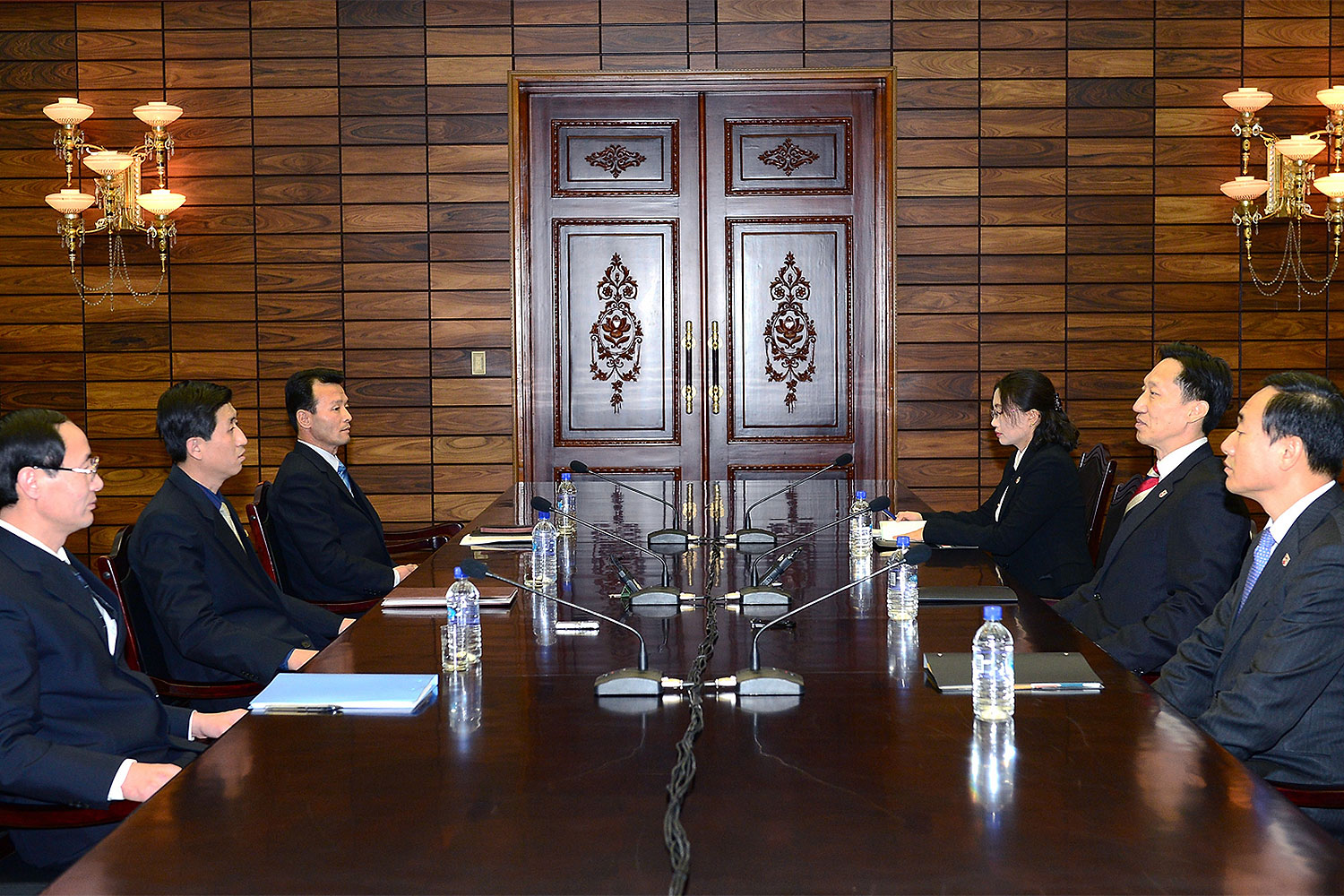 In this handout provided by South Korean Unification Ministry, Lee Duk-Haeng (R, Center), the head of South Korea's working-level delegation to family reunion talks with his North Korean counterpart Park Yong-Il (L, Center) during their meeting on Feb. 5, 2014 in Panmunjom, North Korea (South Korean Unification Ministry / Getty Images)