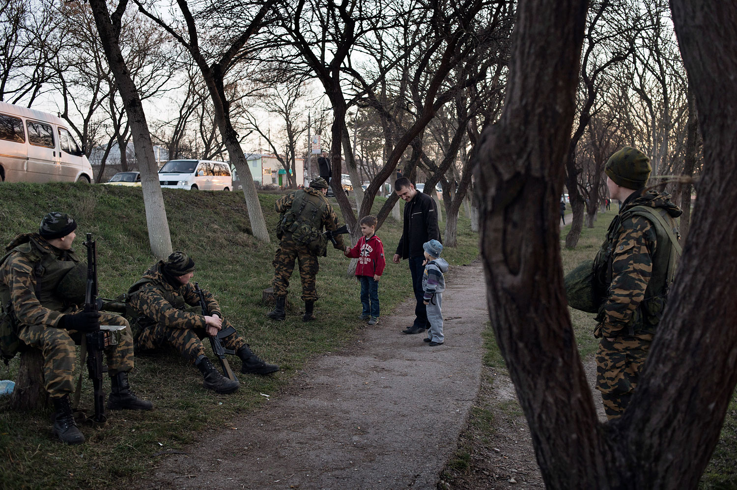 Russian soldiers speak to a family near the Ukrainian military base in Bakhchysaray, Crimea, March 3, 2014.