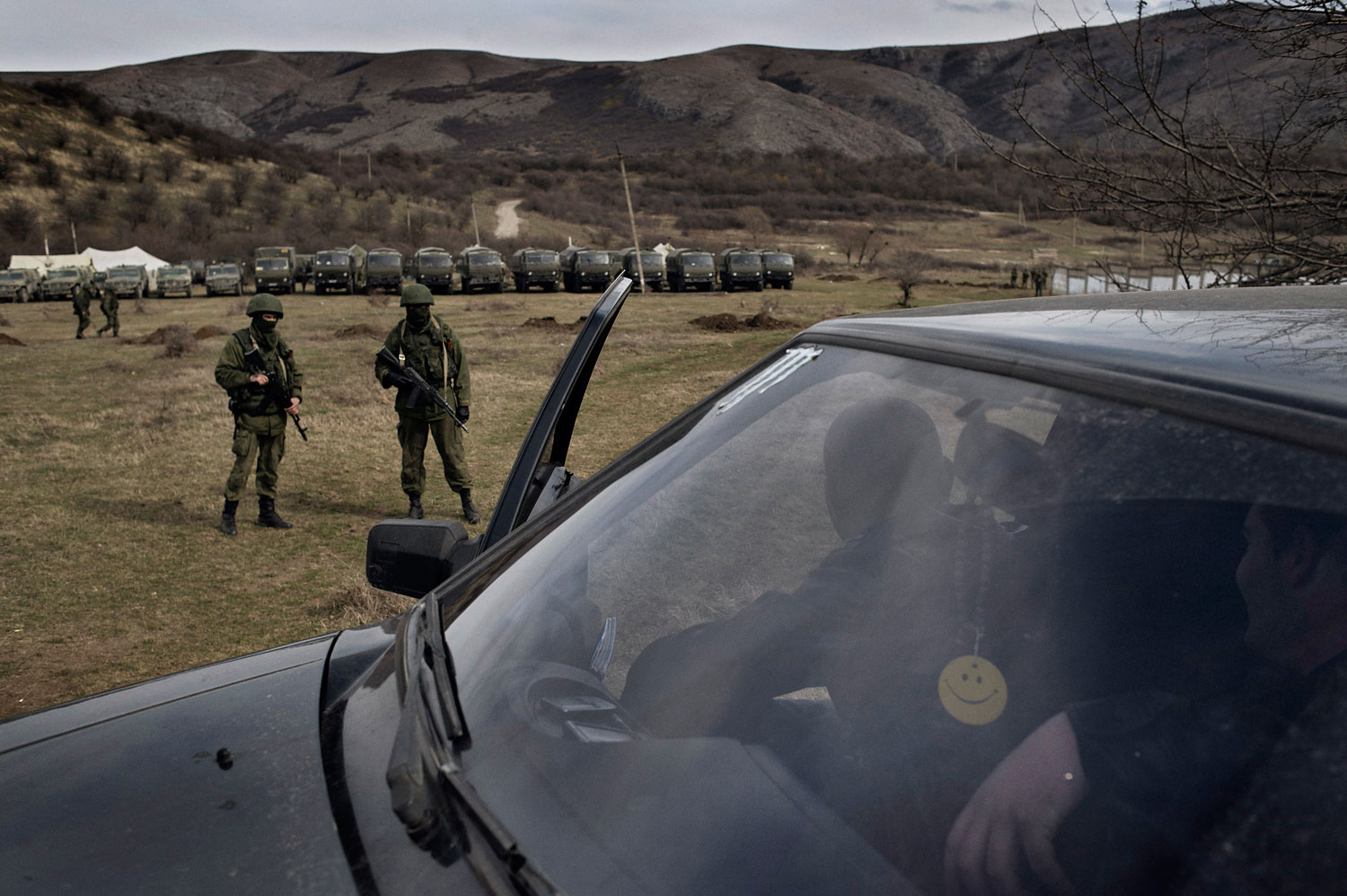 Locals talk to the Russian soldiers near Ukrainian military base in Perevalnoye, Crimea, March 6, 2014.