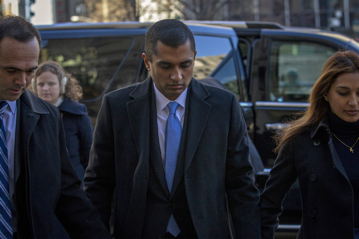 Former SAC Capital portfolio manager Mathew Martoma (C) arrives at the Manhattan Federal Courthouse with his lawyer in New York, January 7, 2014. Martoma is charged with using confidential information provided by two doctors involved in clinical trial to trade in drug companies Elan Corp Plc and Wyeth, which is now owned by Pfizer Inc.