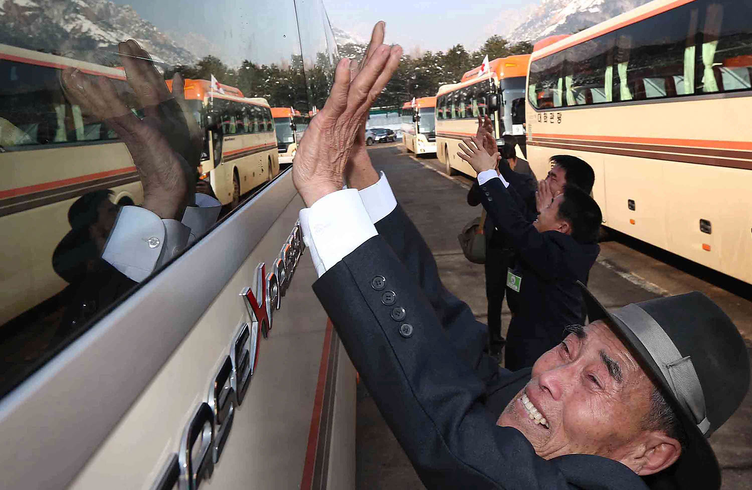 North Korean Park Un Hwa waves to his South Korean brother Park Un-hyung, 93, after their three-day family reunion at the Mount Kumgang resort in North Korea, Feb. 22, 2014.