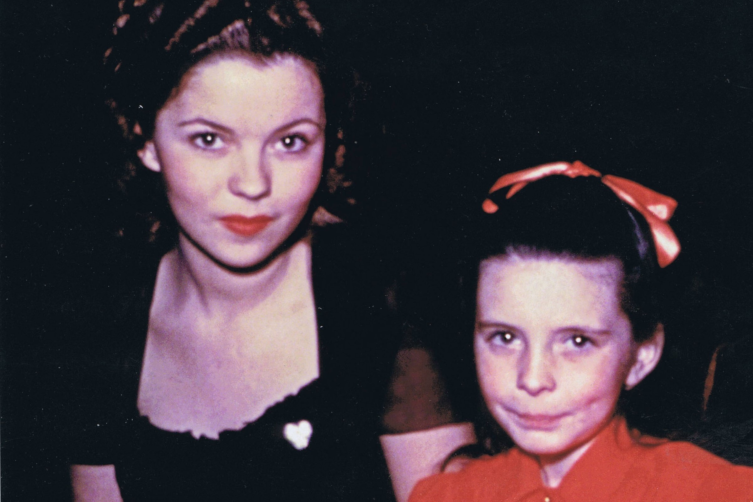 Temple (l.) and O'Brien (r.) at dinner on Valentine's in 1945.
