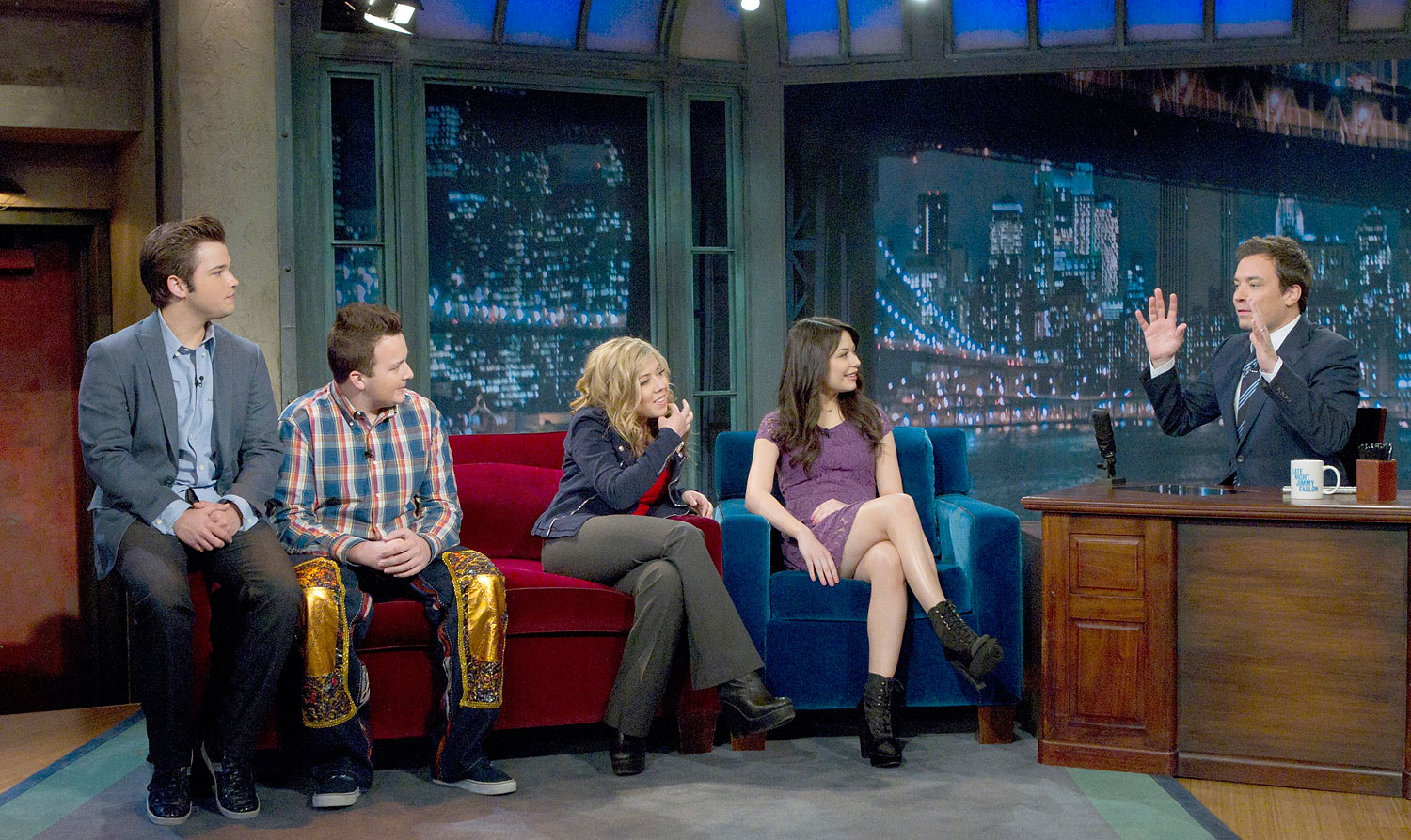 The cast of iCarly and Jimmy Fallon in a cross over episode of iCarly. (Viacom International)
