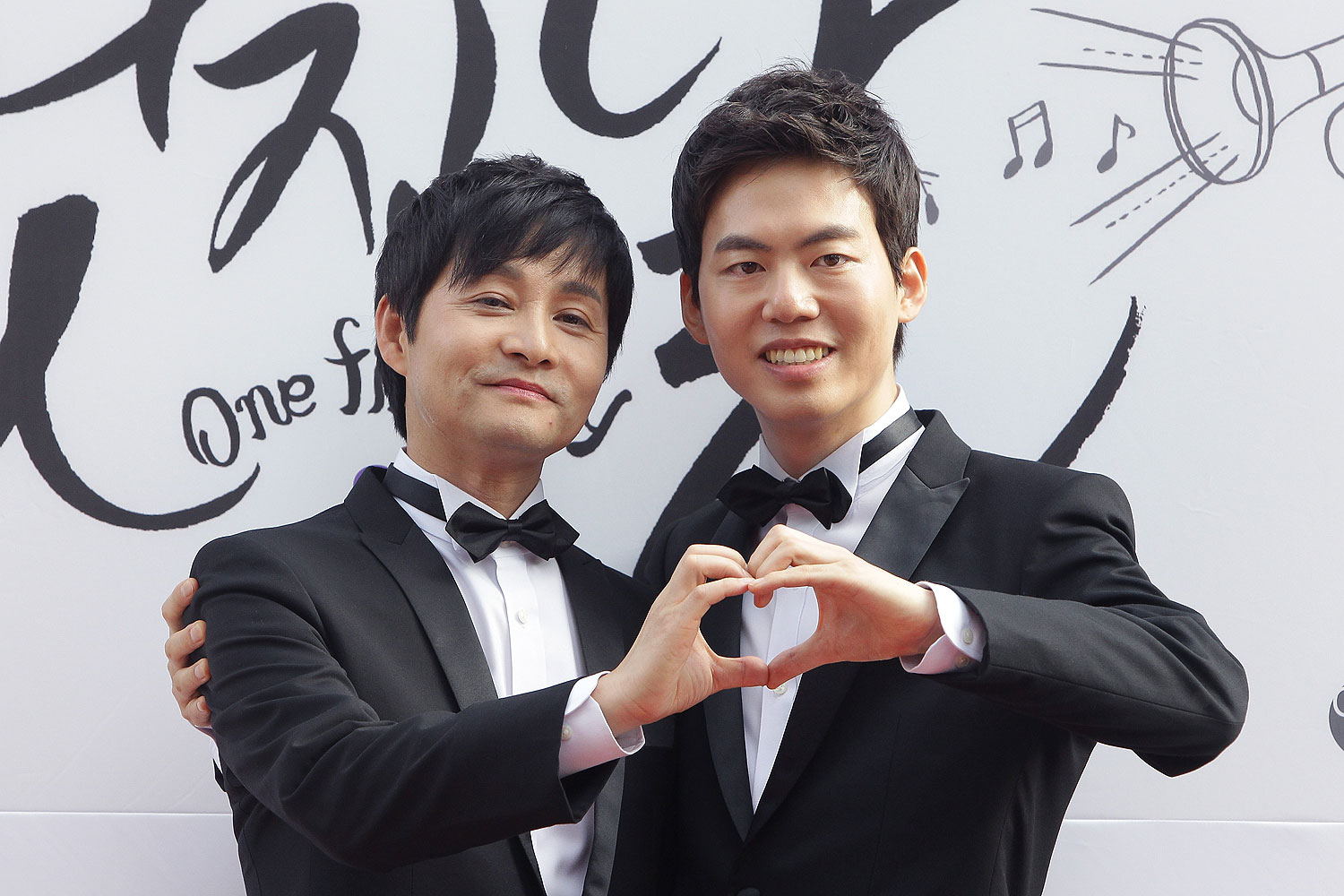 Director Kim Jho Kwang-Soo and Kim Seung-Hwan pose before their wedding in Seoul in Sept. 2013 (Chung Sung-Jun / Getty Images)