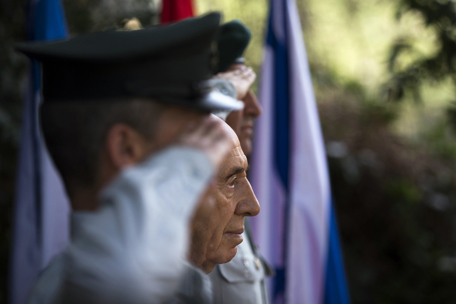 Israel's President Peres waits for Peruvian counterpart Humala in Jerusalem