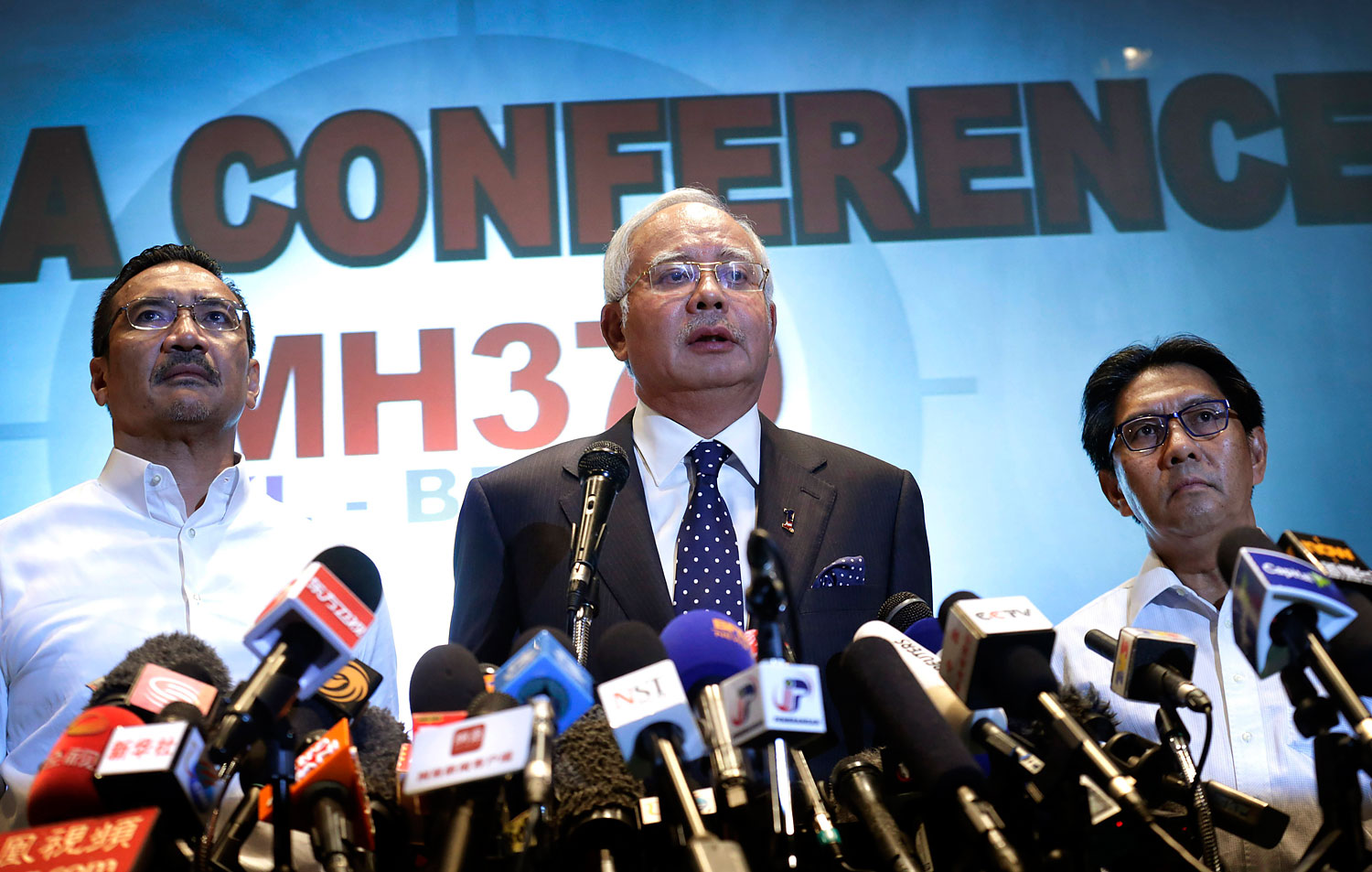 Malaysian Prime Minister Najib Razak, center; Transport Minister  Hishamuddin Hussein, left; and aviation chief Azharuddin Abdul Rahman attend a press conference on  the missing Malaysia Airlines plane on March 15, 2014, in Sepang, Malaysia (Wong Maye-E—AP)