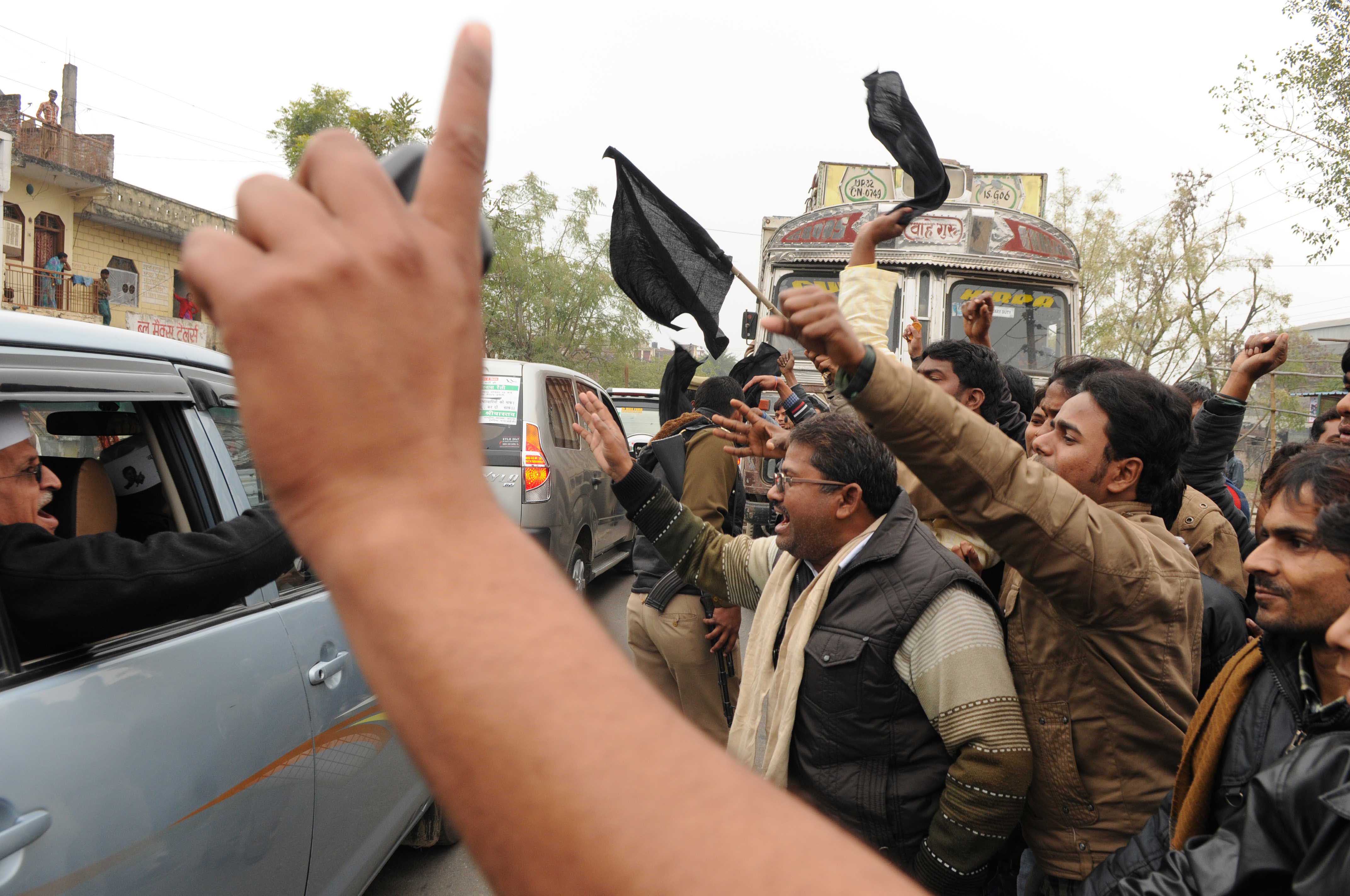 A group of Congress supporters greet AAP leader Kumar Vishwas with black flags on his way to Amethi to address in January 2014. (Hindustan Times&mdash;Hindustan Times via Getty Images)