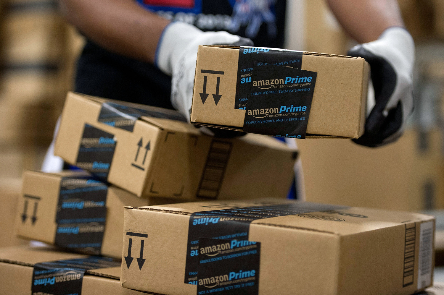 An employee stacks items to be shipped at the Amazon.com Inc. fulfillment center in Phoenix Dec. 1, 2013. (David Paul Morris—Bloomberg/Getty Images)