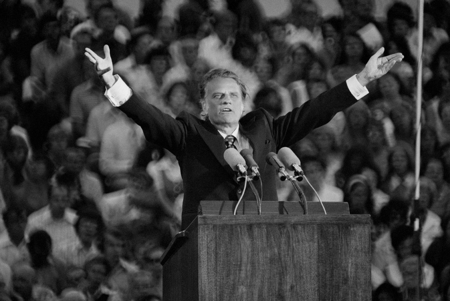 Graham preaches to a crowd of 21,000 in St. Paul, Minnesota, about Judgment Day.