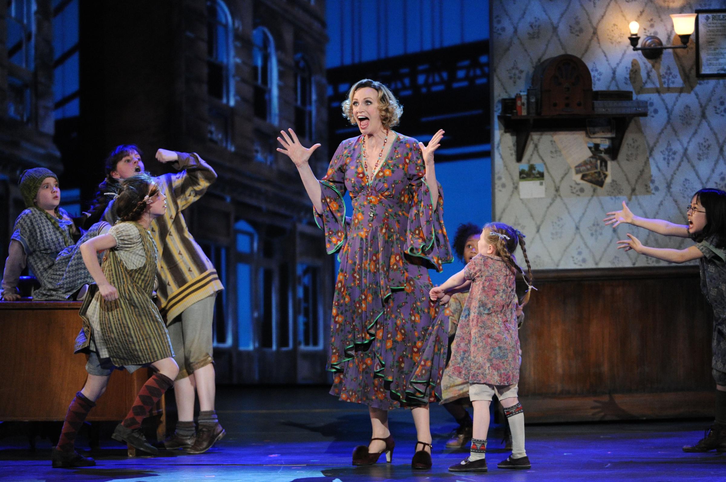 Jane Lynch, The cast of "Annie"
