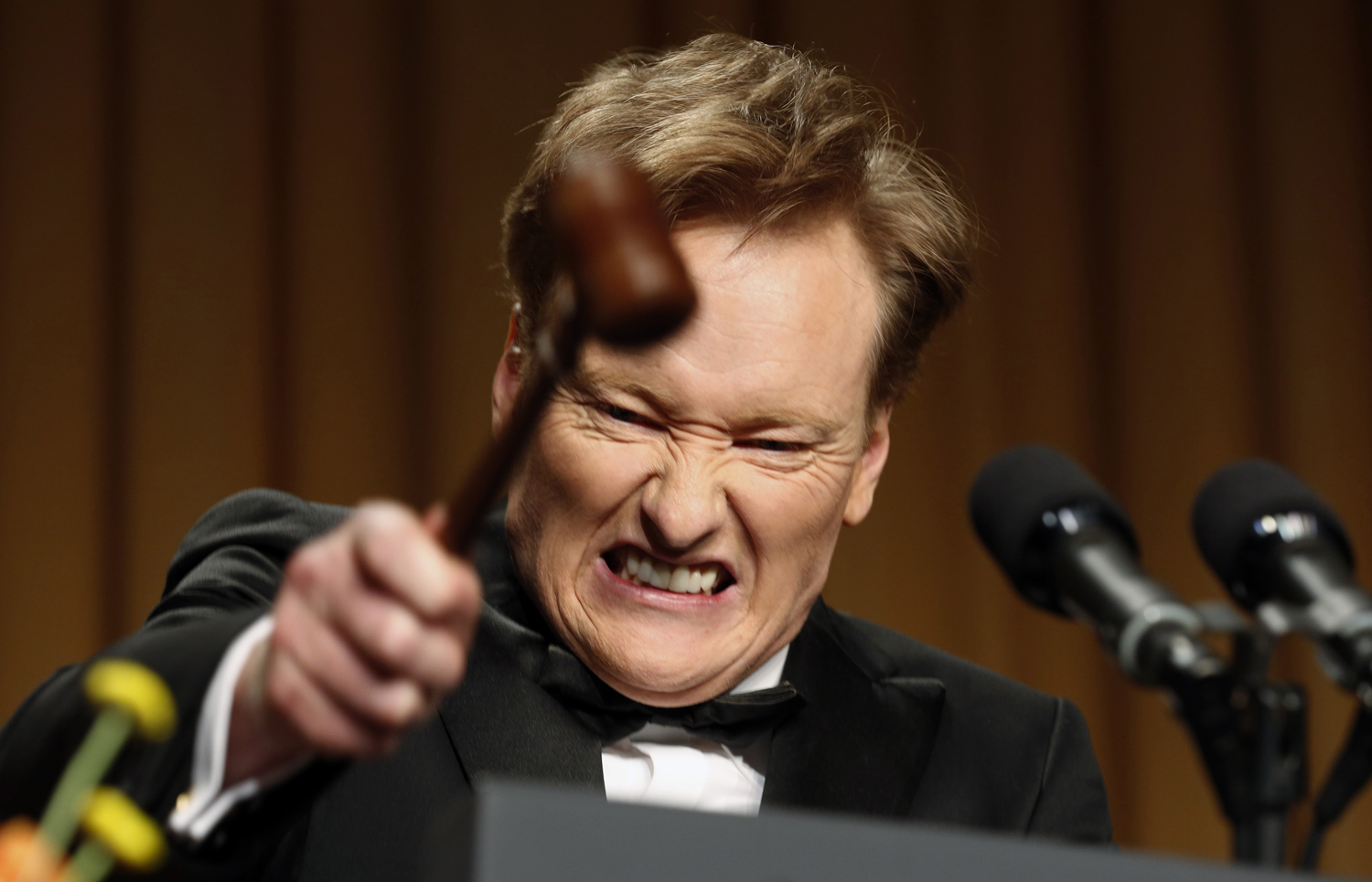 Comedian Conan O'Brien smashes a gavel as he speaks during the White House Correspondents Association Dinner in Washington April 27, 2013 (Kevin Lamarque / Reuters)