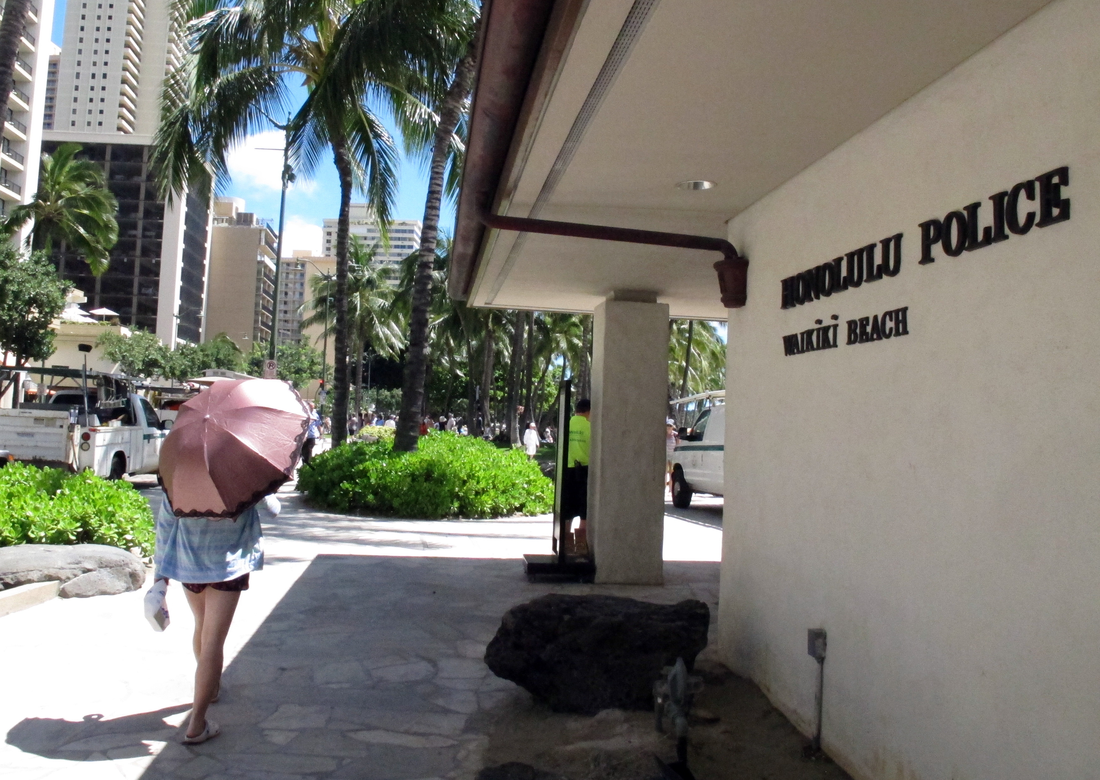 A pedestrian walks in front of a Honolulu Police Department station in Honolulu's tourist area of Waikiki on Wednesday, March 19, 2014 (Oskar Garcia—AP)