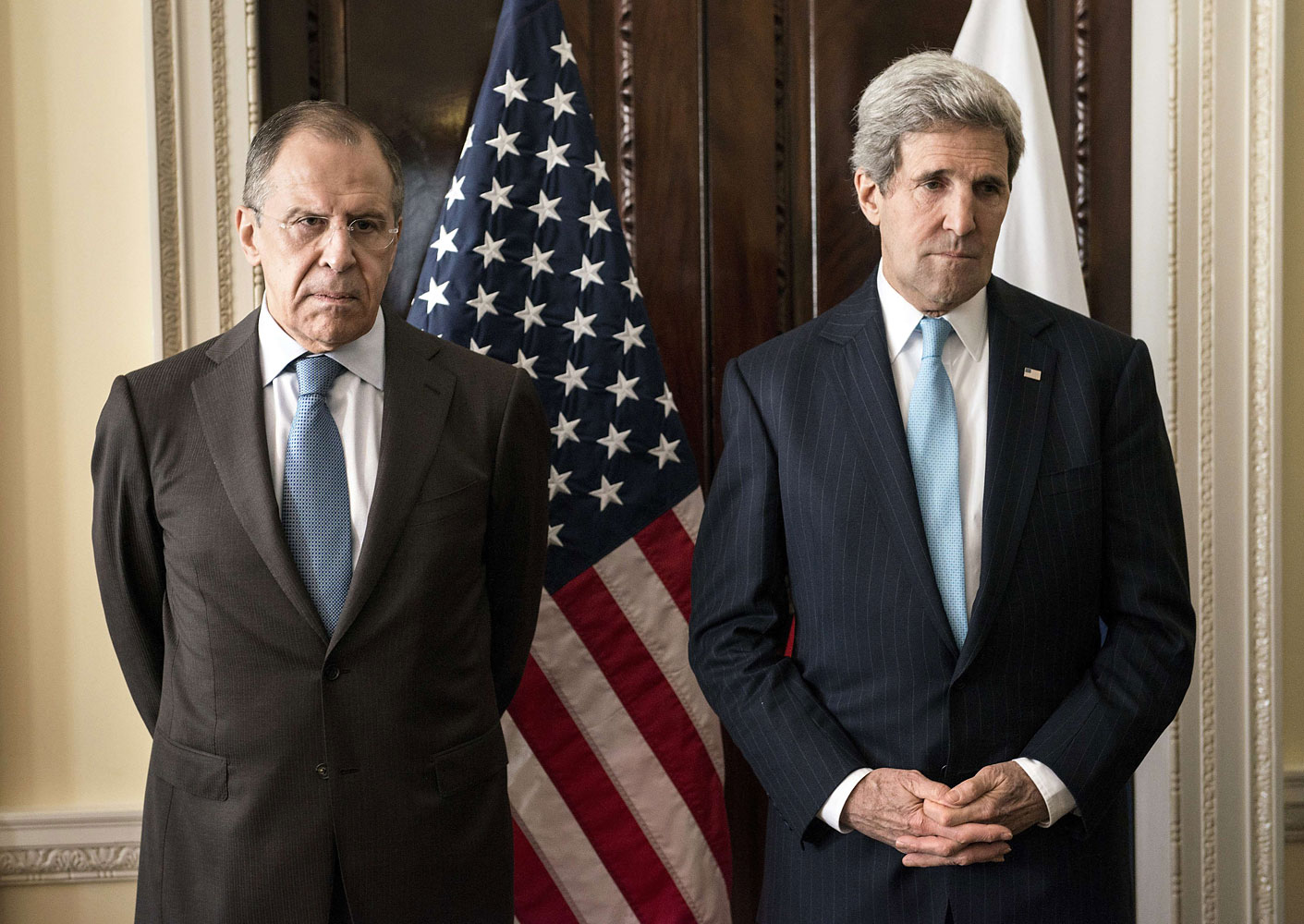 Russian Foreign Minister Sergey Lavrov (L) and US Secretary of State John Kerry stand together before a meeting at Winfield House in London on March 14, 2014. 