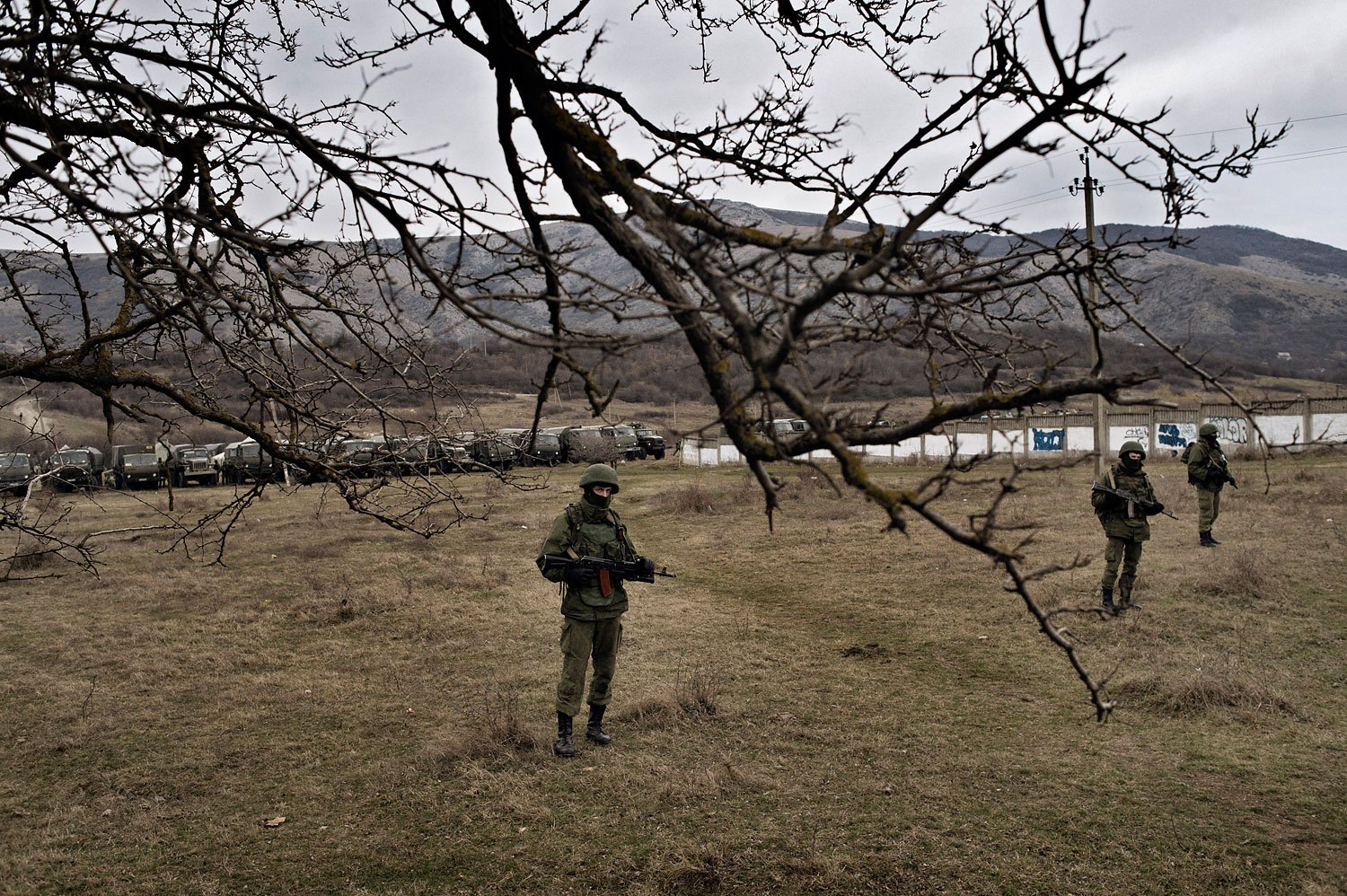 Troops stand guard near the base in Perevalnoye on Sunday. Hundreds of soldiers in unmarked uniforms surrounded the base, using vehicles with Russian license plates.