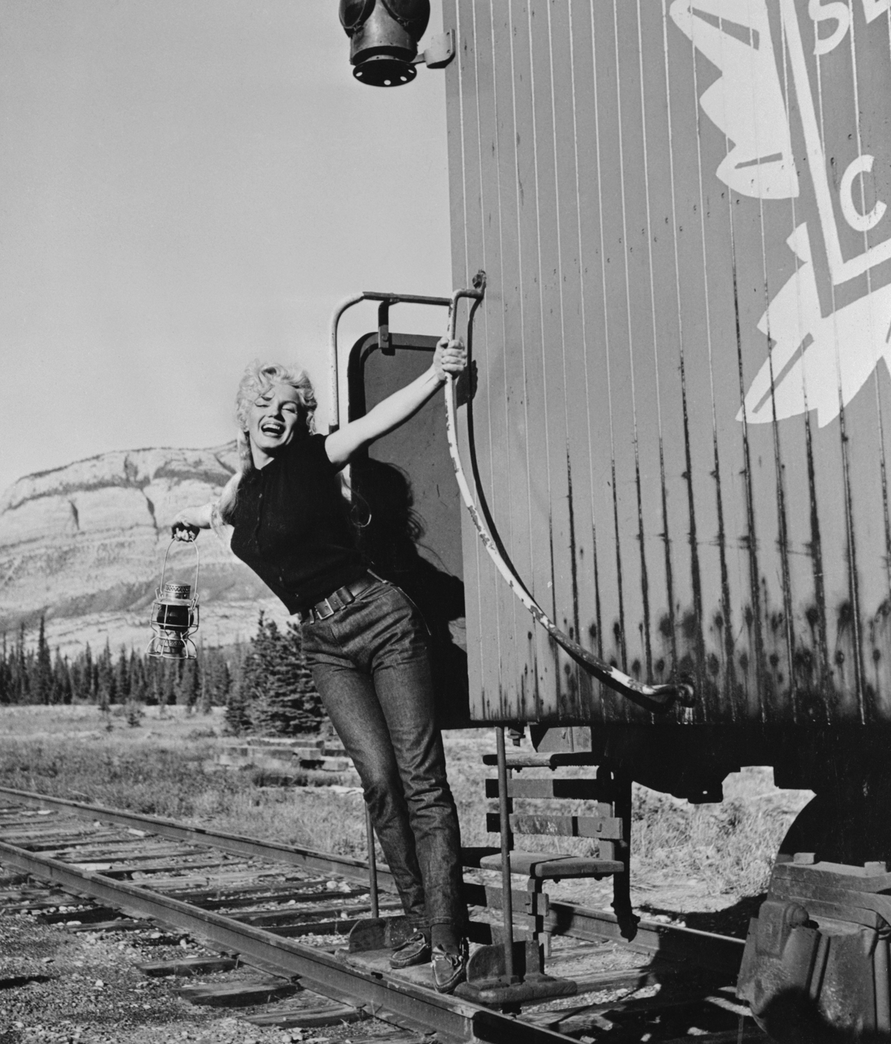 Monroe aboard the Million Dollar Special train in August 1953.