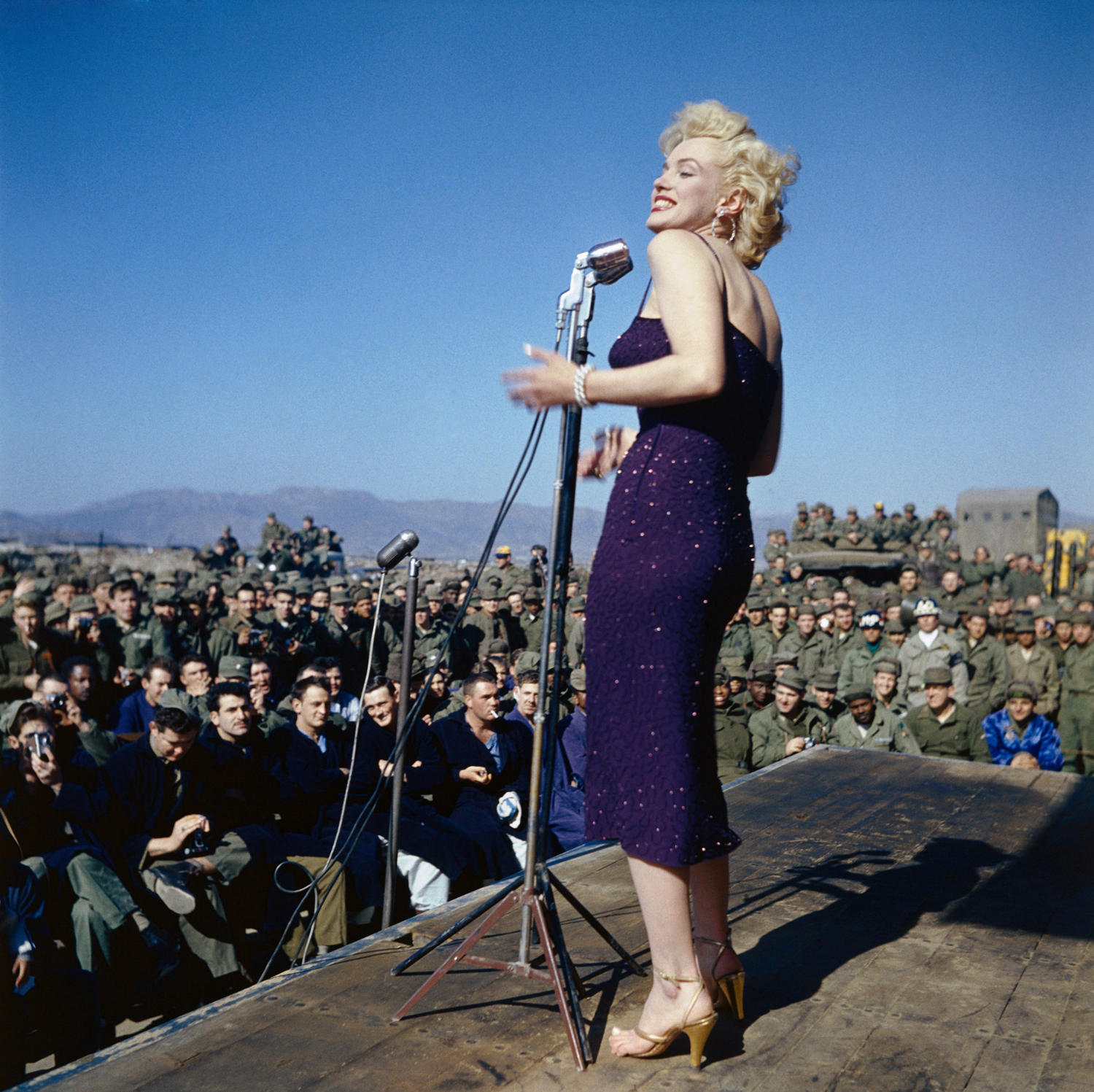 The bombshell chats with U.S. troops in South Korea in February 1954.
