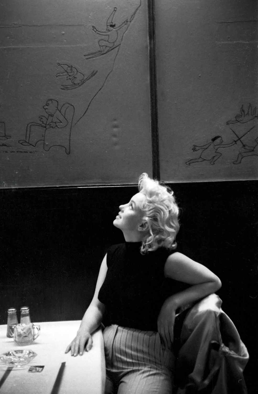 Monroe admiring the artwork at a New York City restaurant in 1955.