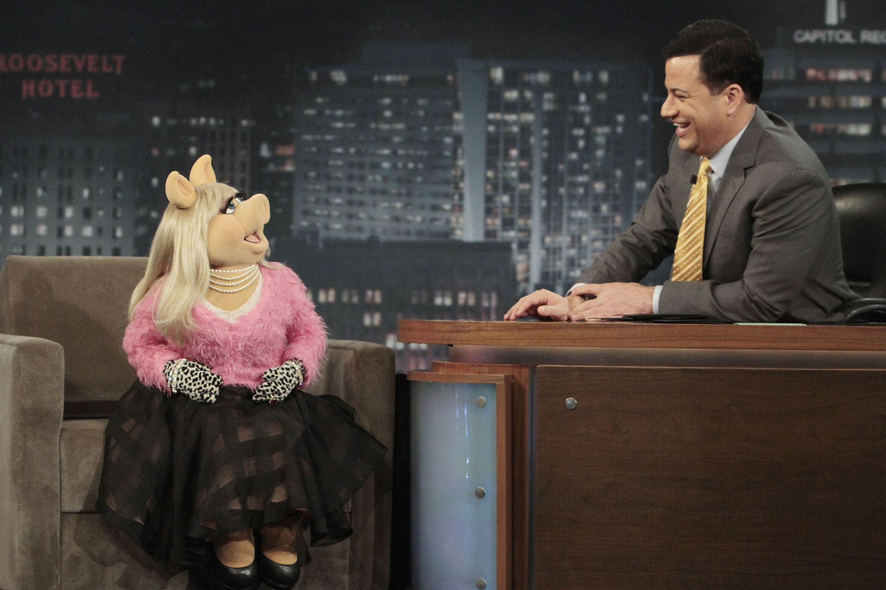 Jimmy Kimmel interviews Miss Piggy.