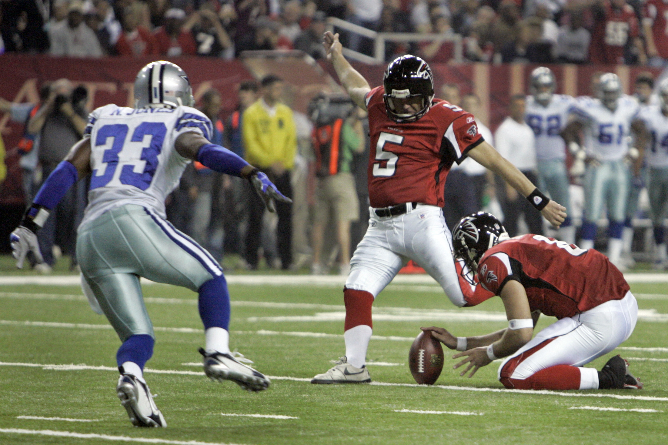 Atlanta Falcons' Matt Schaub holds the ball as Morten Andersen kicks an extra point against the Dallas Cowboys during an NFL game in Atlanta on Dec. 16, 2006 (Rob Carr—AP)