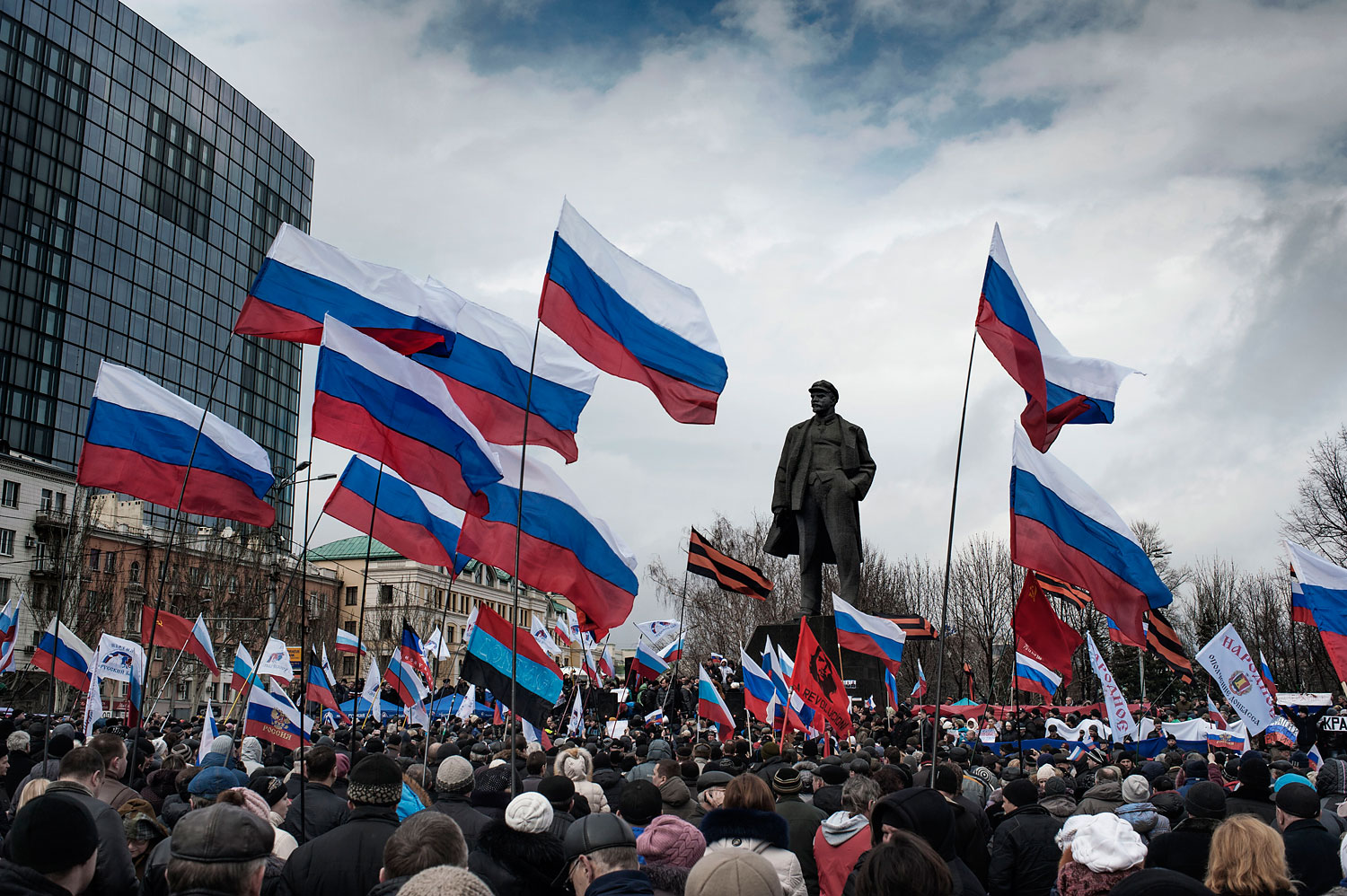 Pro-Russia supporters gather and wave Russian flags in Lenin Square in Donetsk, March 16, 2014. (Alessio Romenzi)