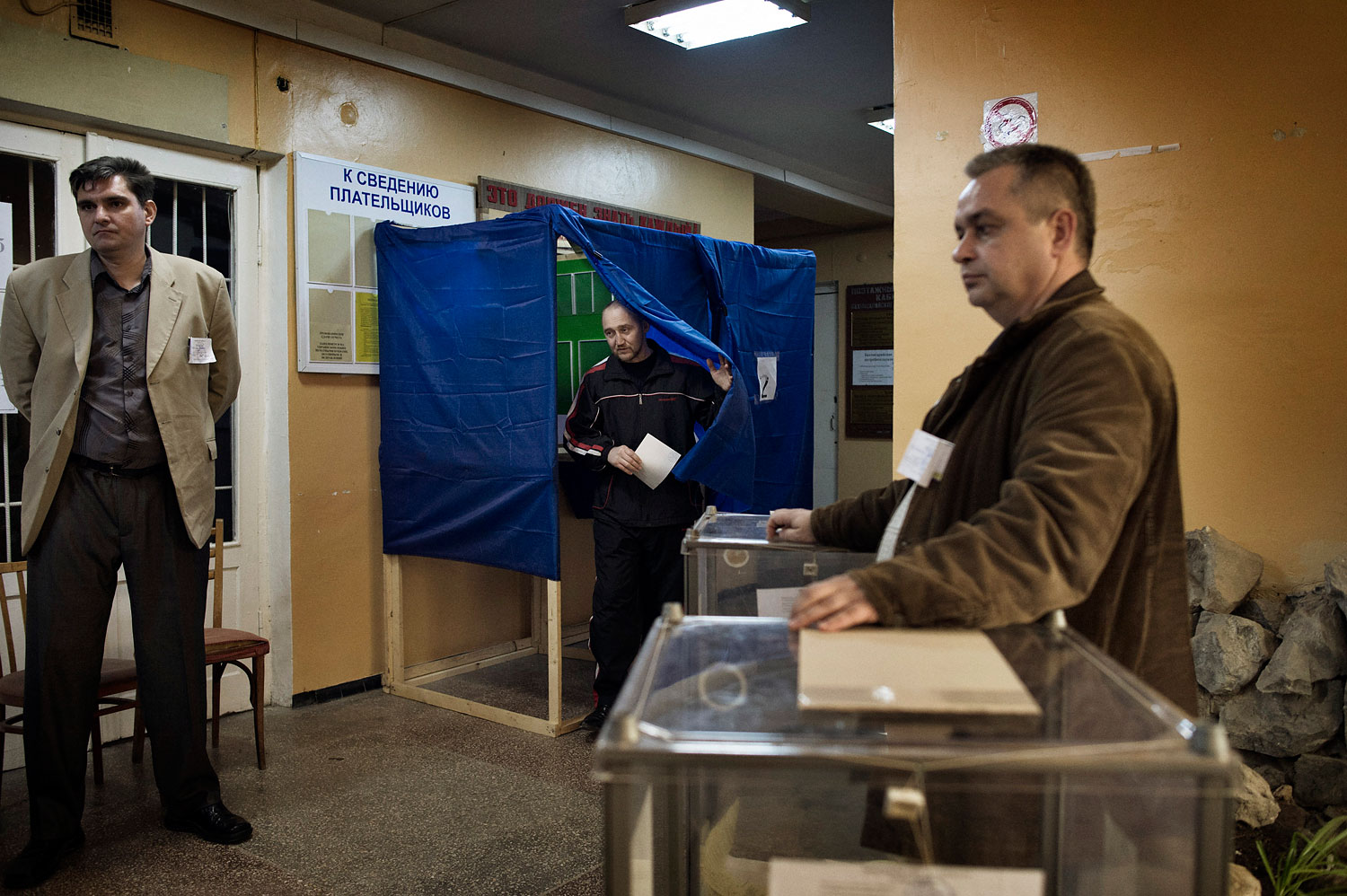 Sergei Yurchenko, the leader of a pro-Russian paramilitary force in Crimea, votes in his hometown Bakhchysarai on March 16, 2014