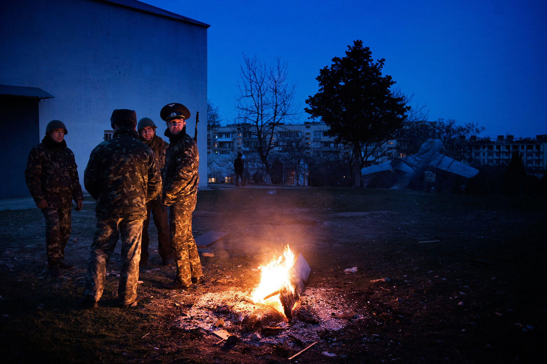 ukrainian_officers_guard_belbek