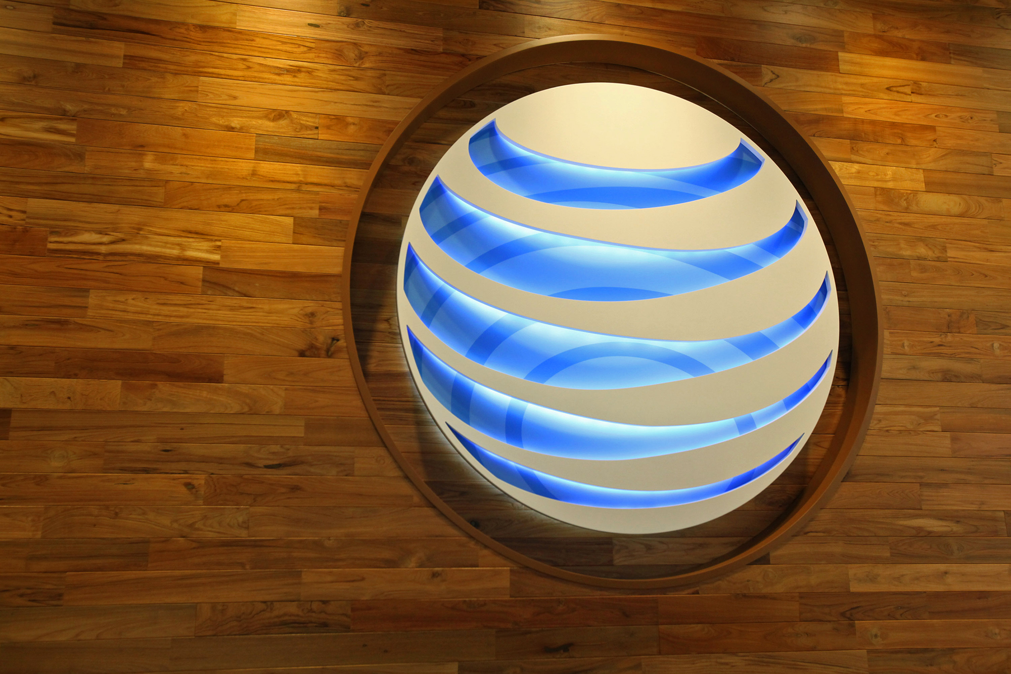 New AT&amp;T Store Aims to Outshine Apple on Chicago's Magnificent Mile
