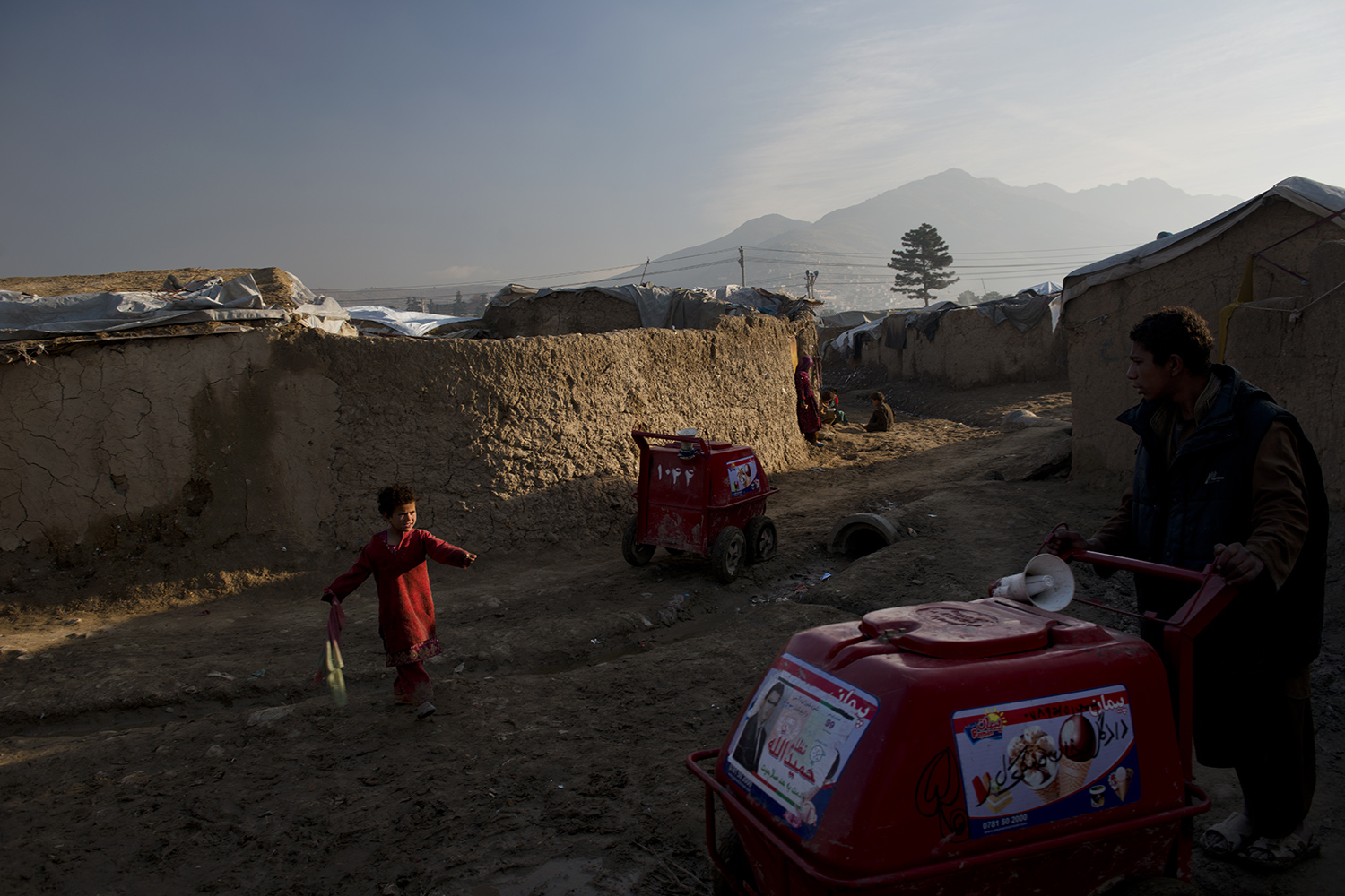 Displaced Afghans from provinces in Southern Afghanistan live in camps in Charai-e-gamber on the outskirts of Kabul, Afghanistan, March 25, 2014.