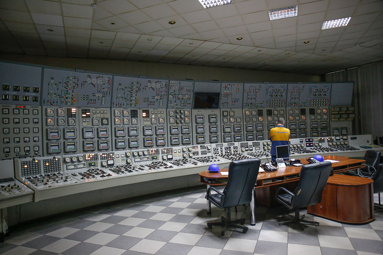 An engineer observes readings in the electricity control room at the gas powered Power Plant No.5 operated by Kievenergo, a unit of DTEK Holdings BV, in Kiev, Nov. 22, 2013. (Vincent Mundy—Bloomberg/Getty Images)