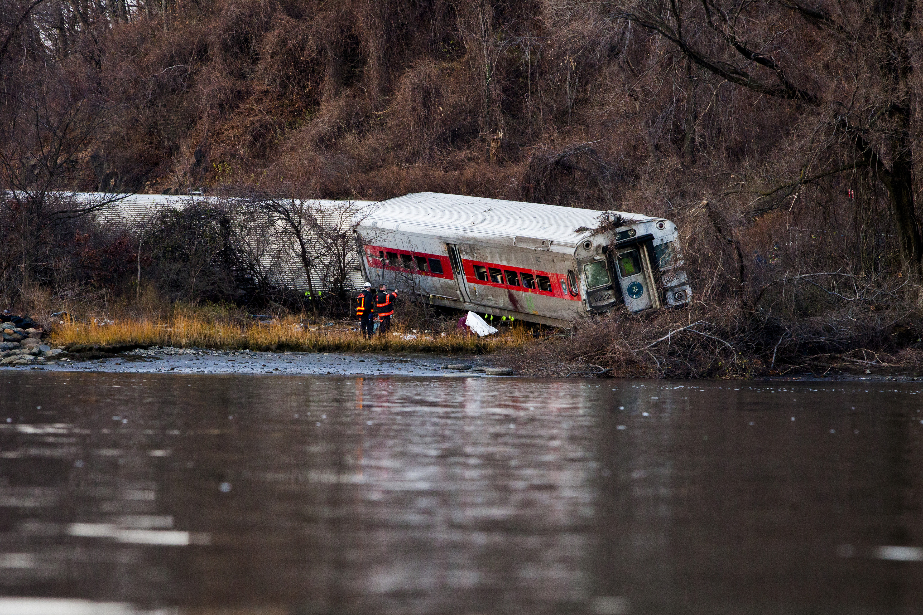 Metro-North Train Derails In Bronx, Multiple Injuries, Deaths Reported