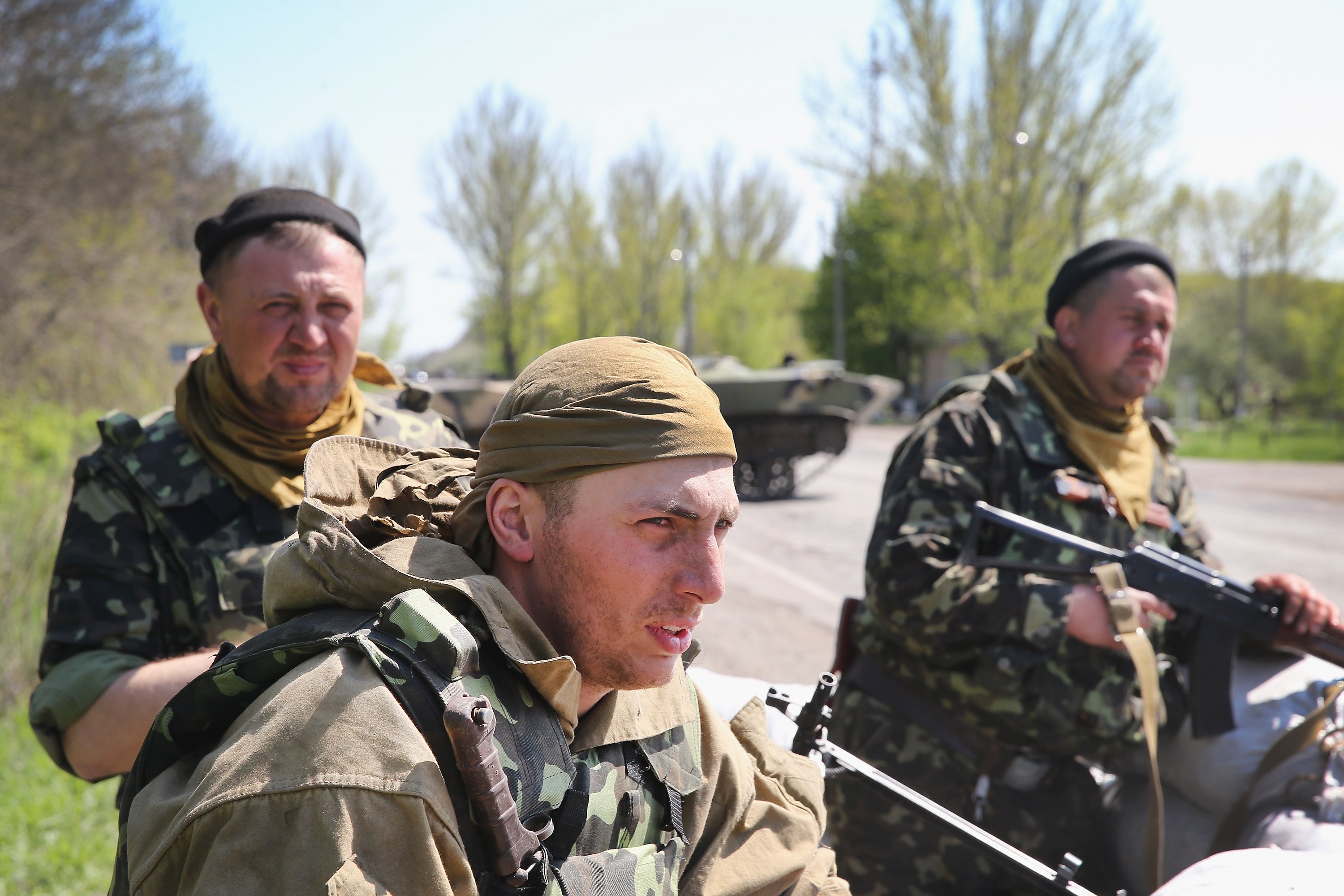 Ukrainian soldiers guard a roadblock along the highway near Slovyansk, Ukraine April 24, 2014 . 