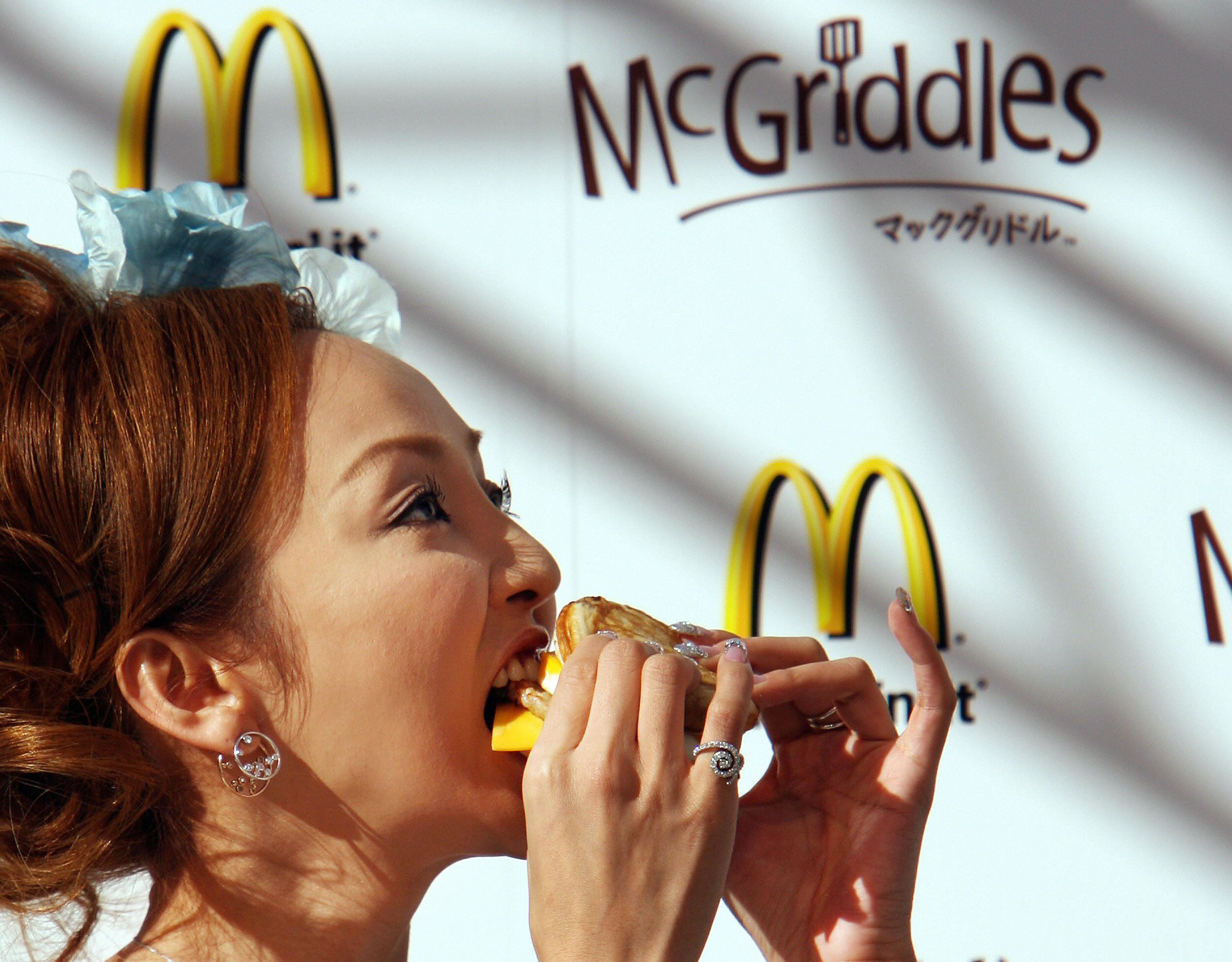 Japanese actress Uno Kanda eats McDonald