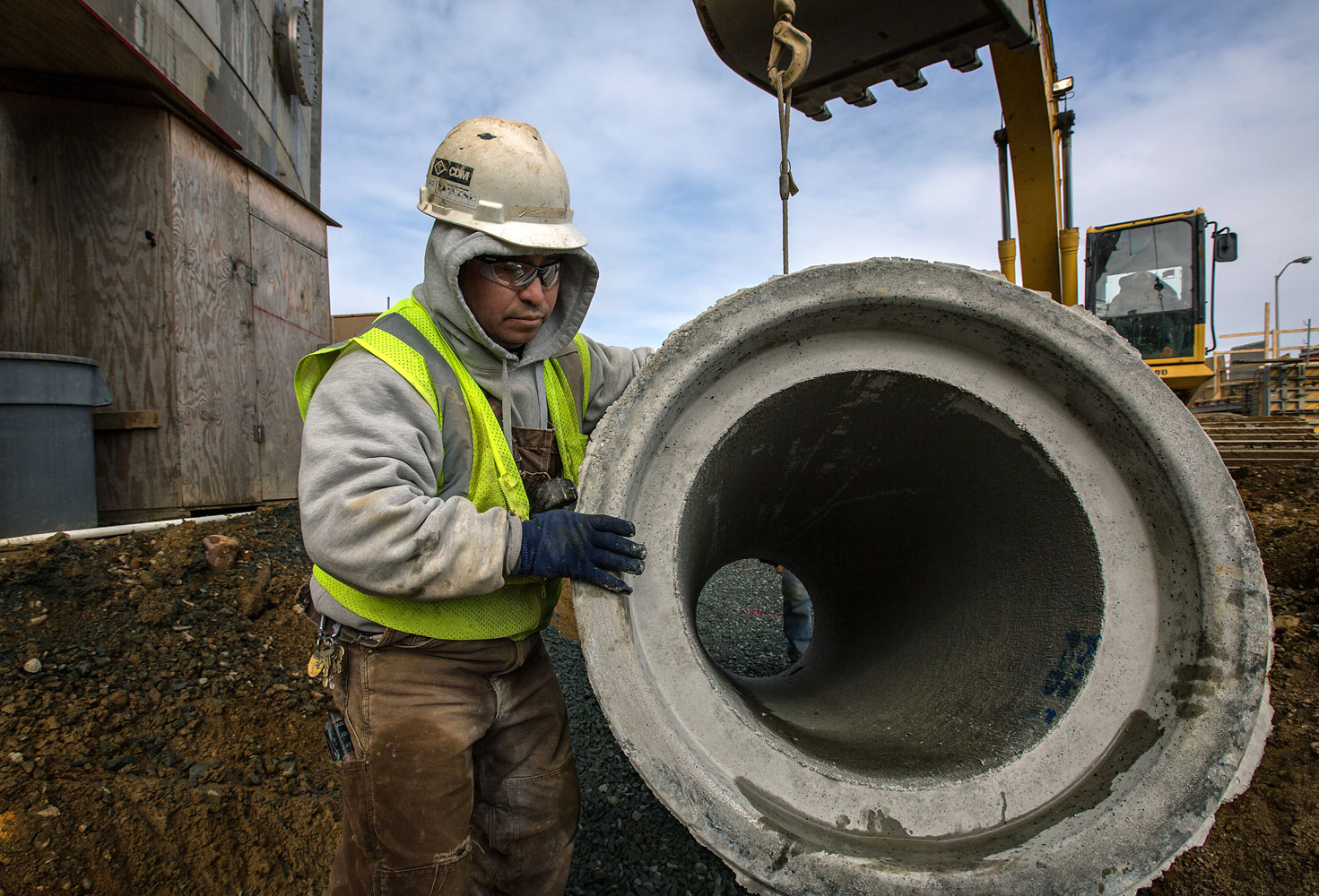 Construction worker installs storm water drain pipes at a hydrolysis wastewater treatment project in Washington, D.C., March 18, 2014. (Evelyn Hockstein—Polaris)