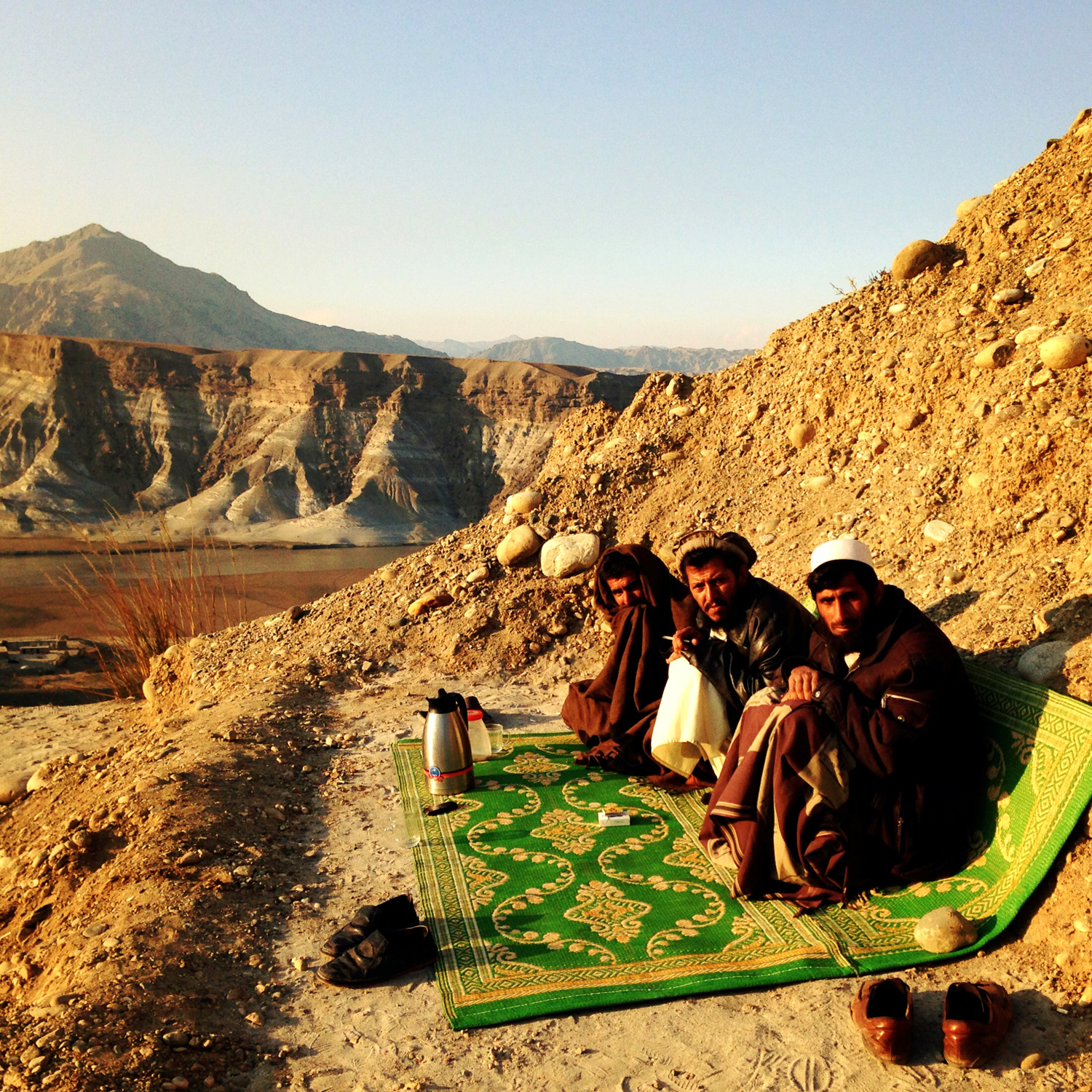 AfghanistanNot a bad spot to watch the sun set with the fellas and a thermos full of tea. The Jalalabad Road, Afghanistan. Andrew Quilty / Oculi. 5.1.2014