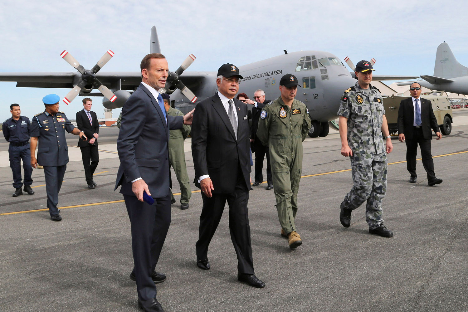 Australia's Prime Minister Tony Abbott, left, and Malaysia's Prime Minister Najib Razak tour the tarmac of Royal Australian Air Force Base Pearce near Perth on April 3, 2014 (Rob Griffith—Reuters)