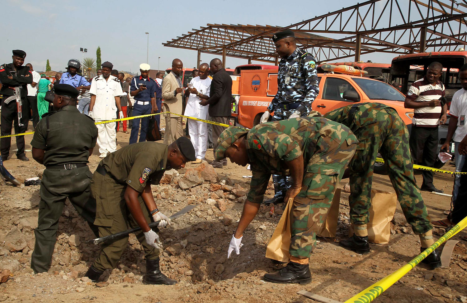 Bomb experts gather evidence at the scene of a bomb blast at Nyanyan in Abuja April 14, 2014.