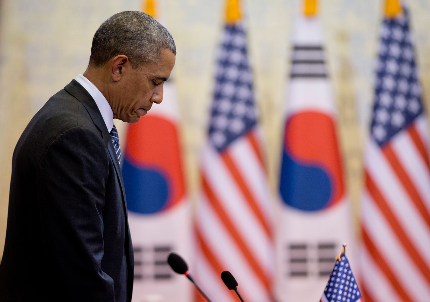 President Obama pauses for a moment of silence for those who died in the ferry disaster as Obama and South Korean President Park Geun-hye, participate in the bilateral meetings at the Blue House, April 25, 2014, in Seoul.