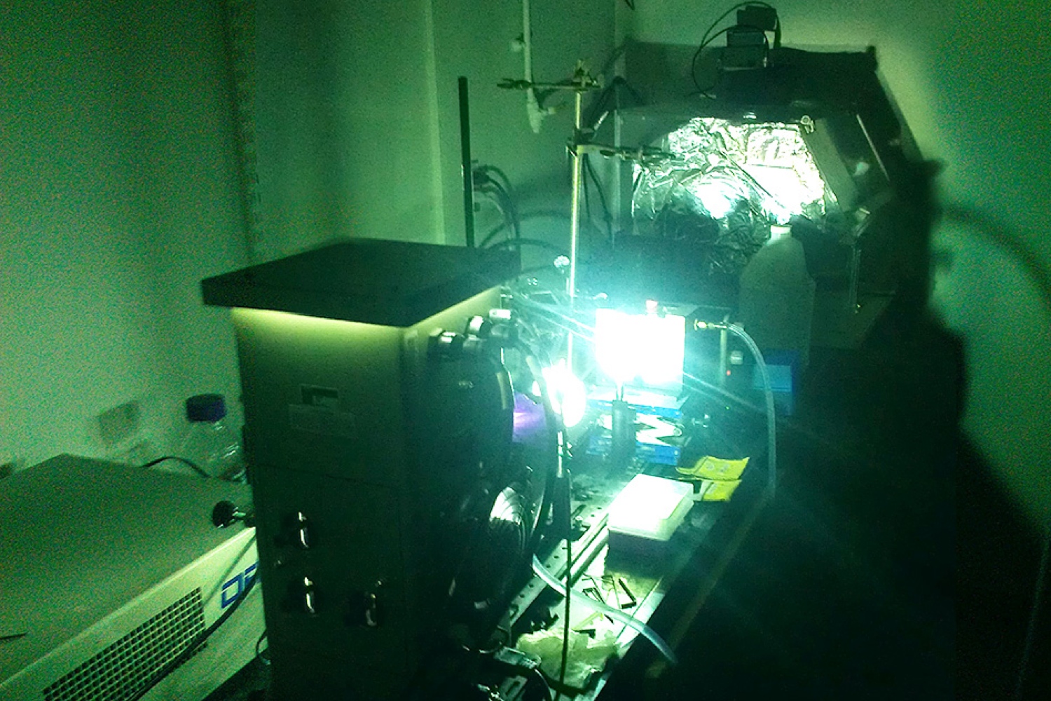A powerful arc lamp is used to simulate sunlight on a sample of photoswitchable molecules, driving structural changes at the molecular level. A portion of the light's energy is stored with each structural change. The progress of these changes can be tracked by monitoring the molecules' optical properties. (MIT)