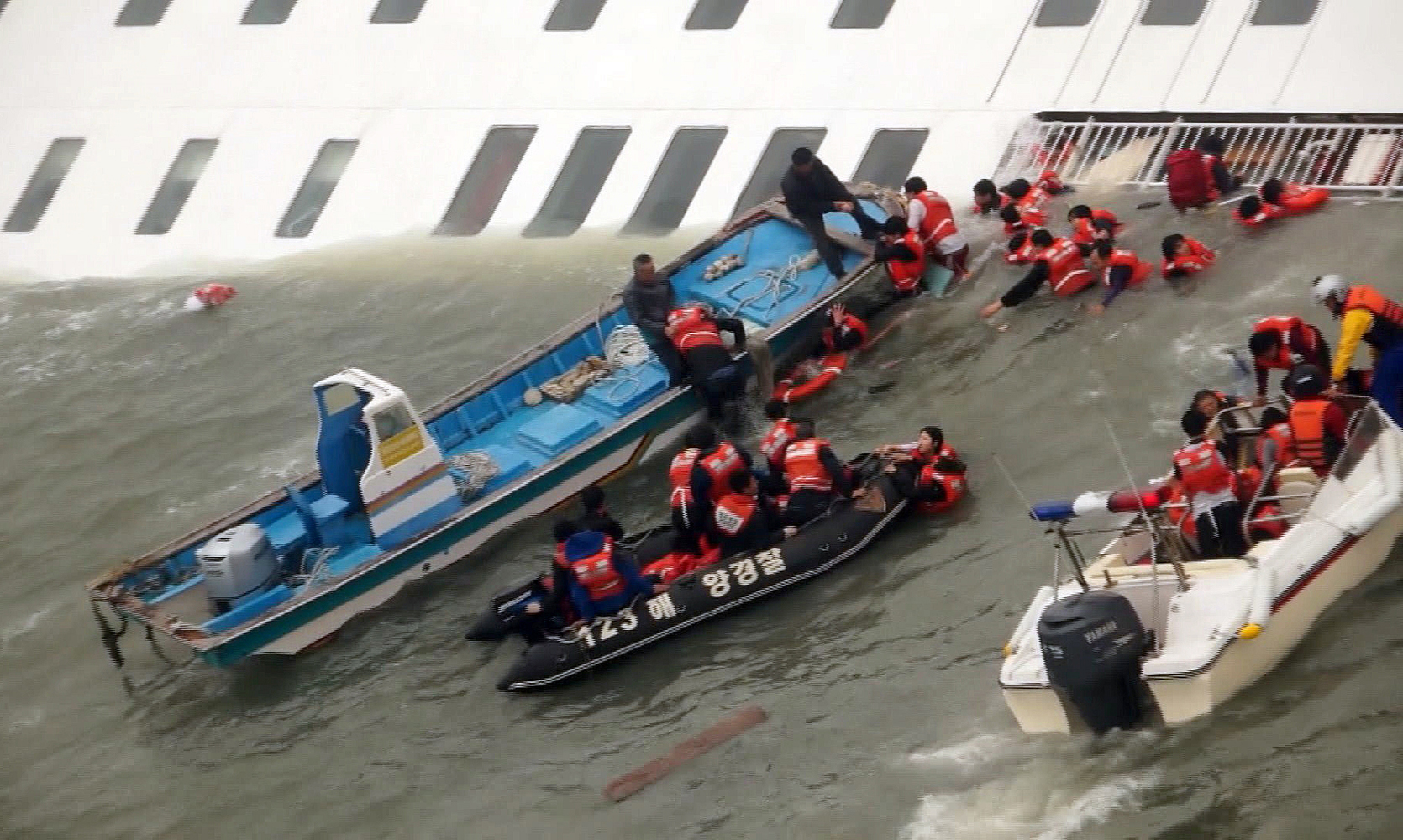 Passengers from a ferry sinking off South Korea's southern coast, are rescued by South Korean Coast guard in the water off the southern coast near Jindo, south of Seoul, April 16, 2014