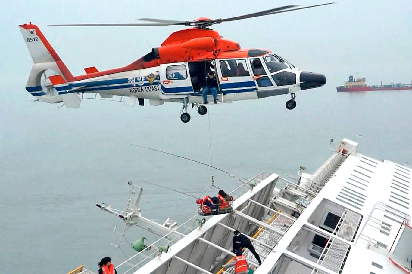 A maritime police helicopter rescues passengers who were onboard South Korean ferry Sewol which capsized off Jindo April 16, 2014.
