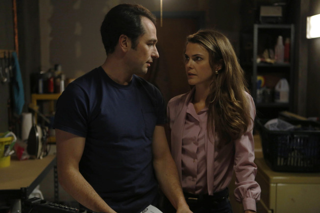 THE AMERICANS -- &quot;Behind the Red Door&quot; -- Episode 6 (Airs Wednesday, April 2, 10:00 PM e/p) -- Pictured: (L-R) Matthew Rhys as Philip Jennings, Keri Russell as Elizabeth Jennings -- CR: Craig Blankenhorn/FX